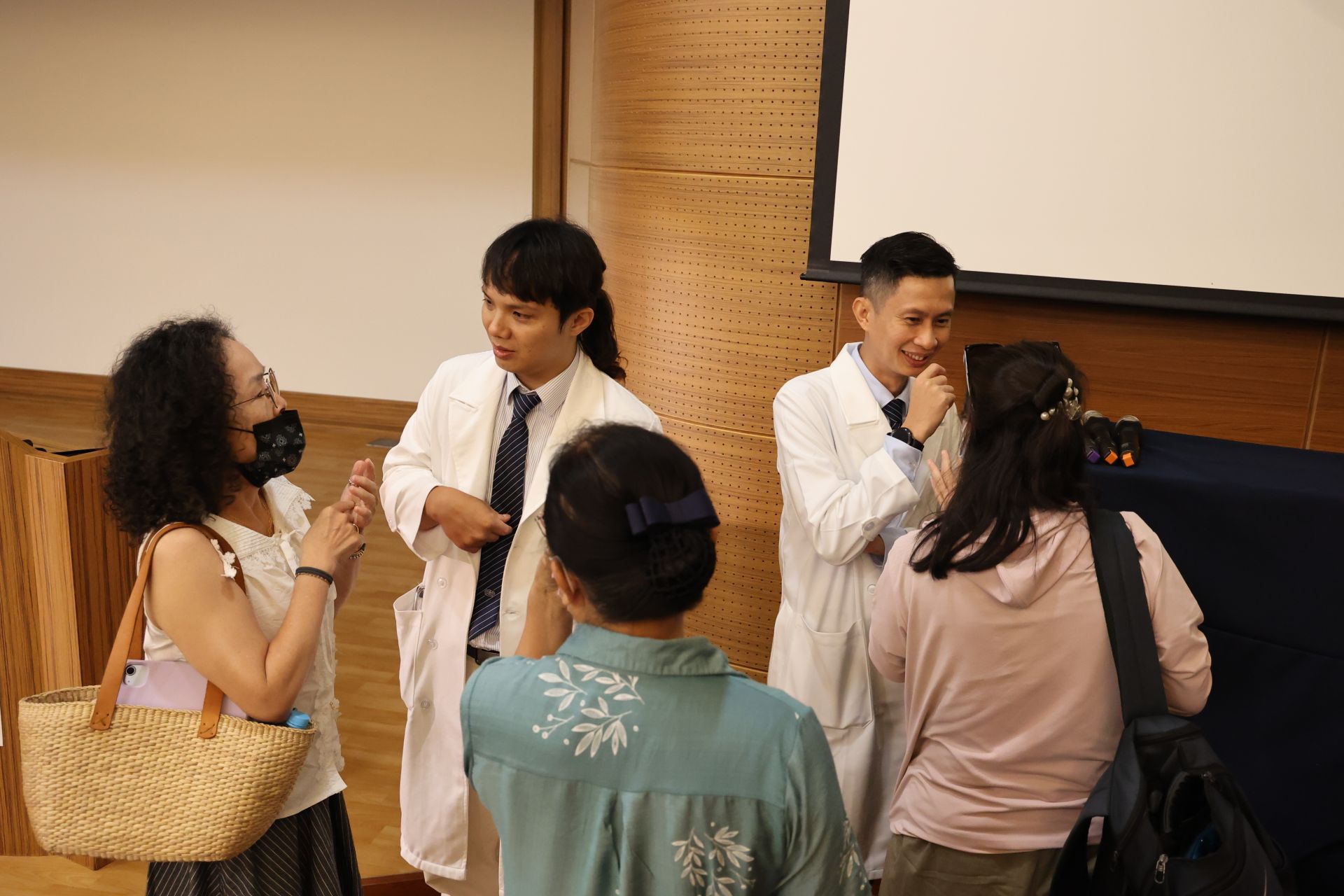 演講結束後,陳俞名主任和趙俊明主任依然親切的提供民眾個別的諮詢。