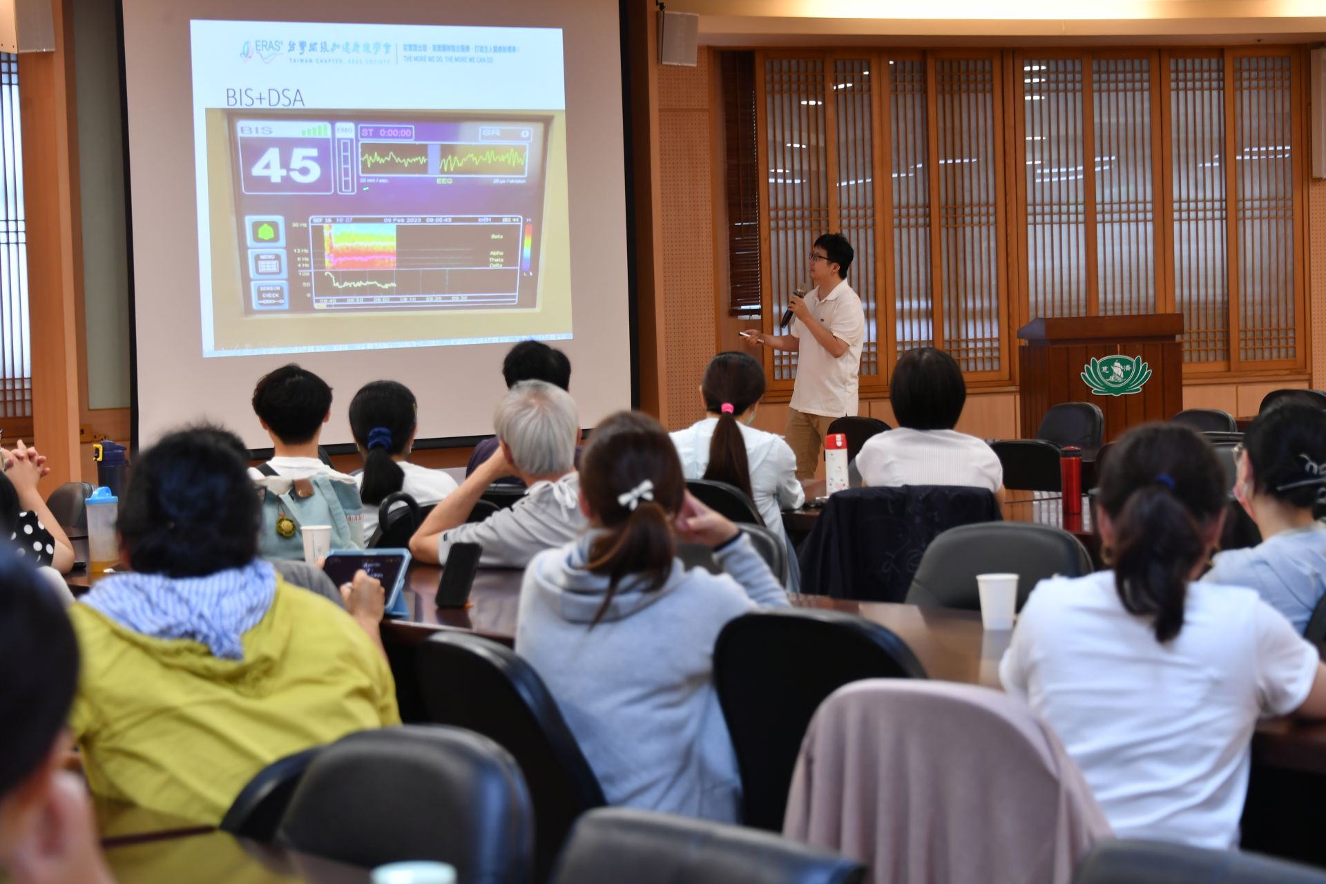 麻醉部藍慶鴻醫師分享「ERAS中,麻醉參與的項目及成果」。