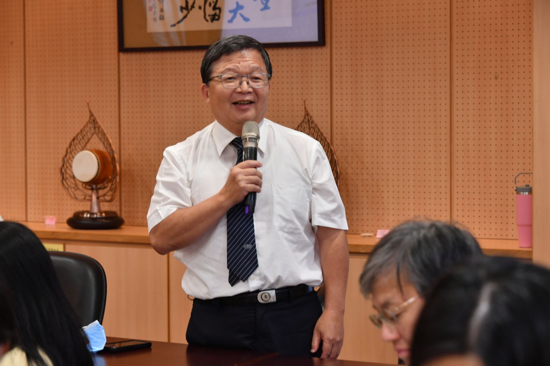 在工作坊最後的「ERAS專案給付關節置換術式共識」,花蓮慈院名譽院長陳英和也熱情分享骨科部團隊的經驗。