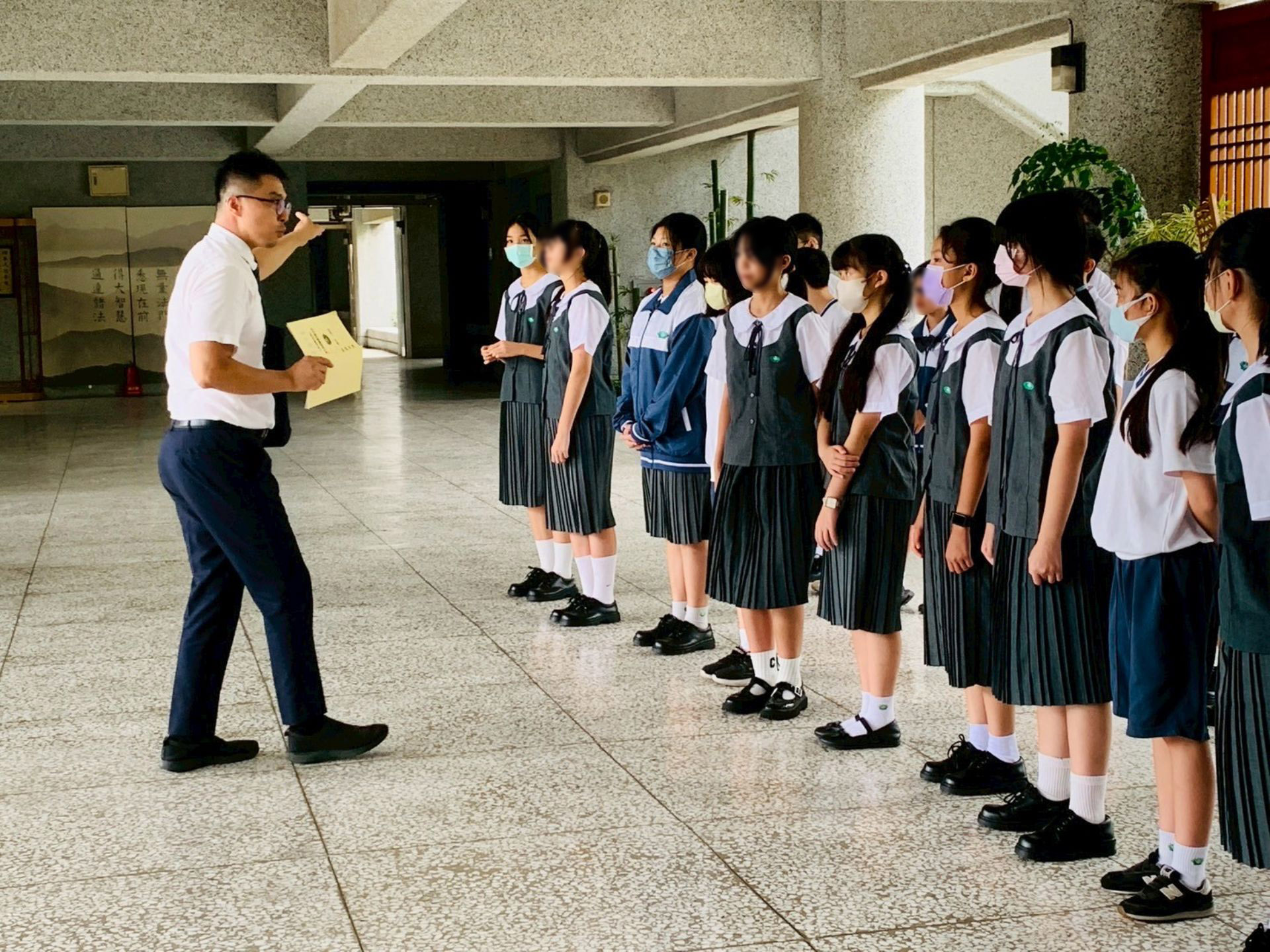 校園巡禮讓孩子們熟悉環境,認識校園也了解各行政處室相關事項。