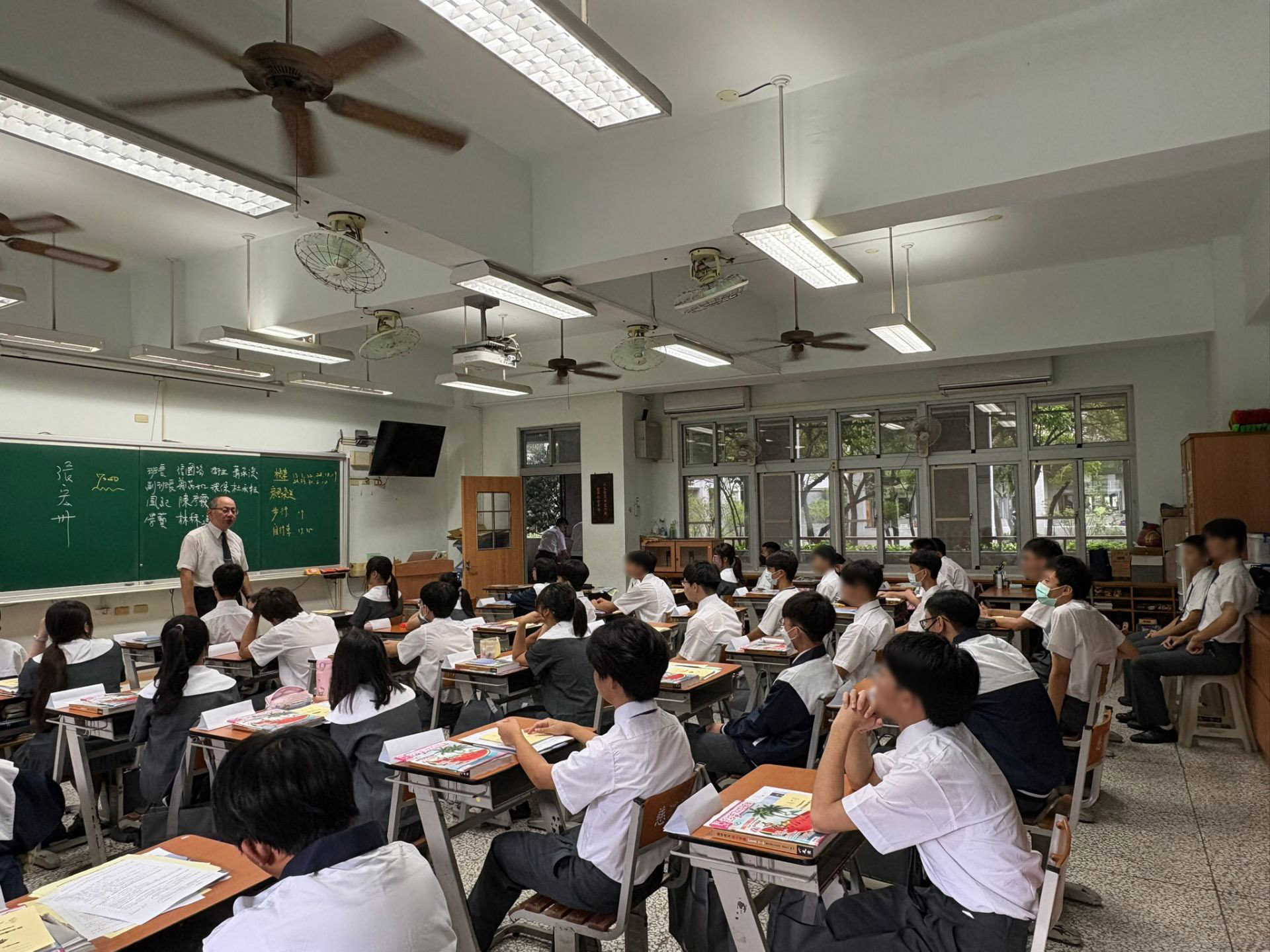 導師和同學相見歡,未來三年彼此互為良師益友。