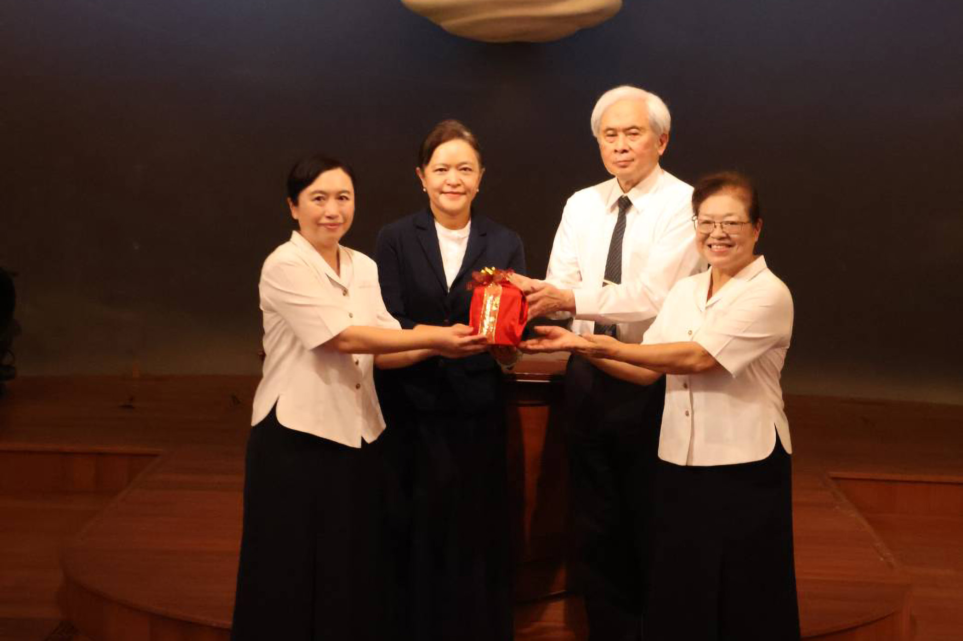 在王本榮執行長及慈大劉怡均校長監交下,玲惠校長將象徵責任的印信與祝福,交到廖逸貞校長手上