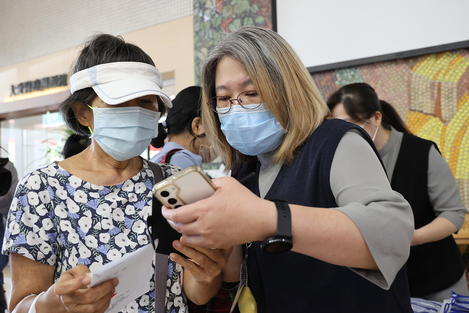 醫事室醫事服務組組長謝佩玲(右)表示,詐騙事件頻傳,APP整合民眾就醫所需各項功能,降低民眾點選其他網頁被騙的風險。