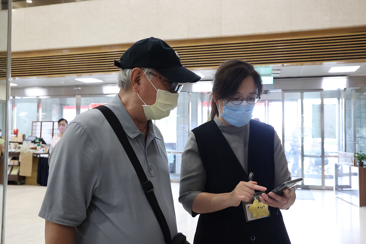 醫事室門診組股長張家琪(右)也提到,透過APP住院服務功能,病人只需連上院內Wi-Fi,即可在手機上完成預約與報到,接著可直接前往病房護理站即可,免去等待時間更便利。