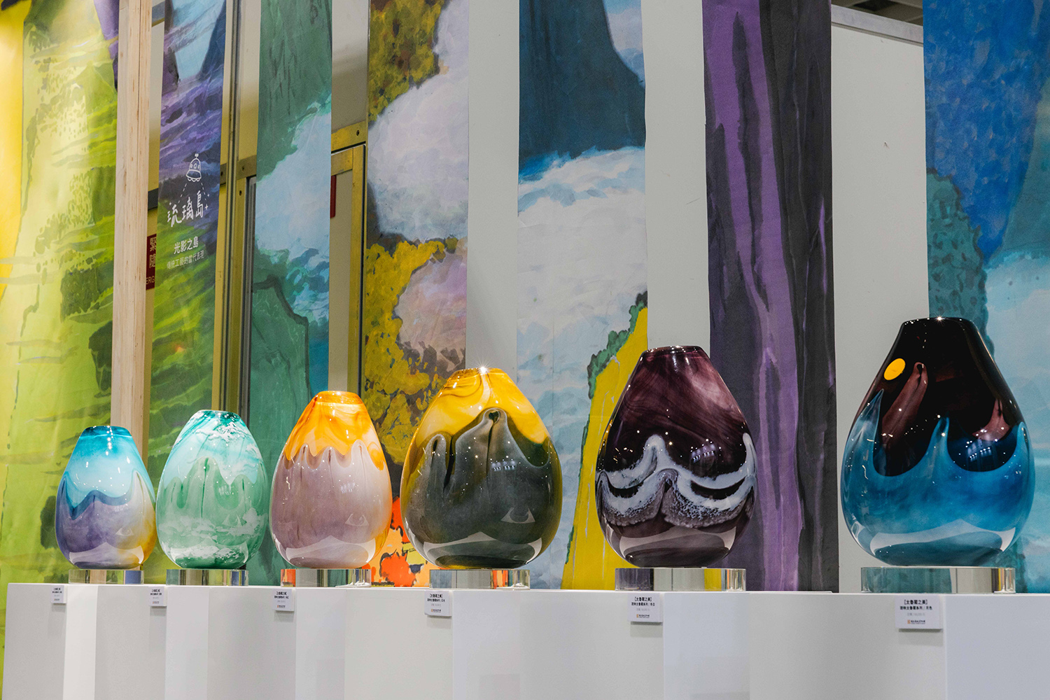 史博館展位內的「琉璃島」展現臺灣傳統工藝的當代創新,將館藏馬白水《太魯閣之美》轉譯製成獨一無二的琉璃藝術品