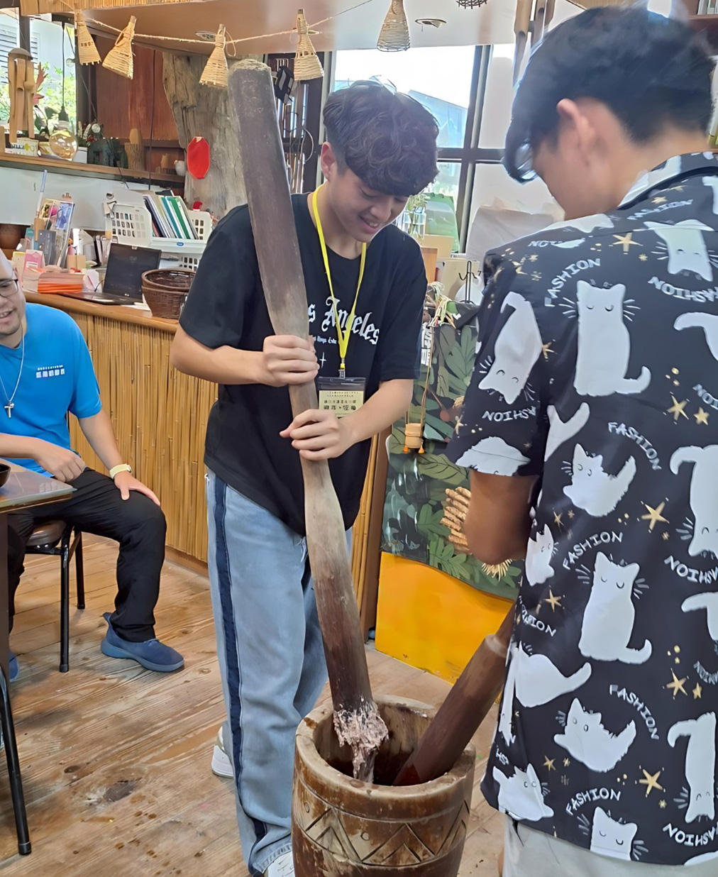 花蓮女中安排學生參與阿美族搗麻糬體驗,動手製作部落風味餐點,感受飲食文化的記憶力量