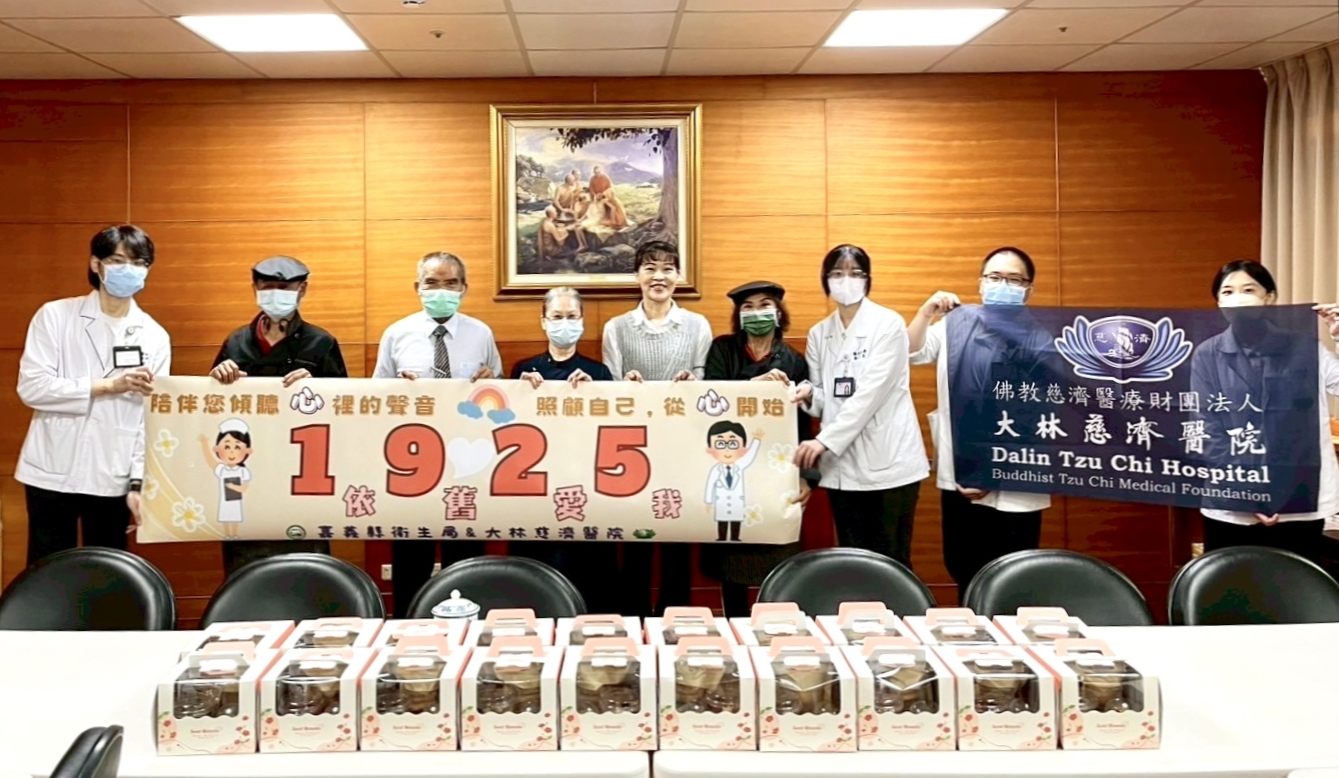 身心科日間病房學員以健康自然食材手做美味點心盒,贈送雲林人醫會師兄姊