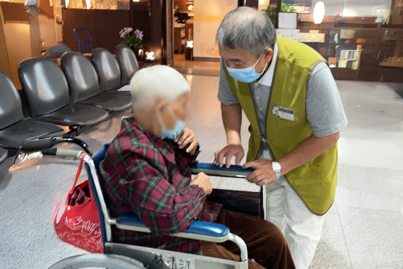 身心科日間病房學員阿東受證慈濟委員,積極投入志工服務