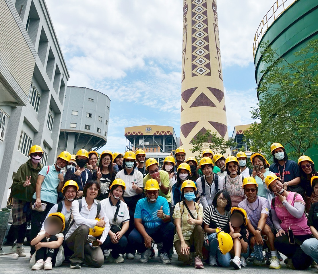 教師們在和平發電廠前合影,開啟綠色能源之旅。