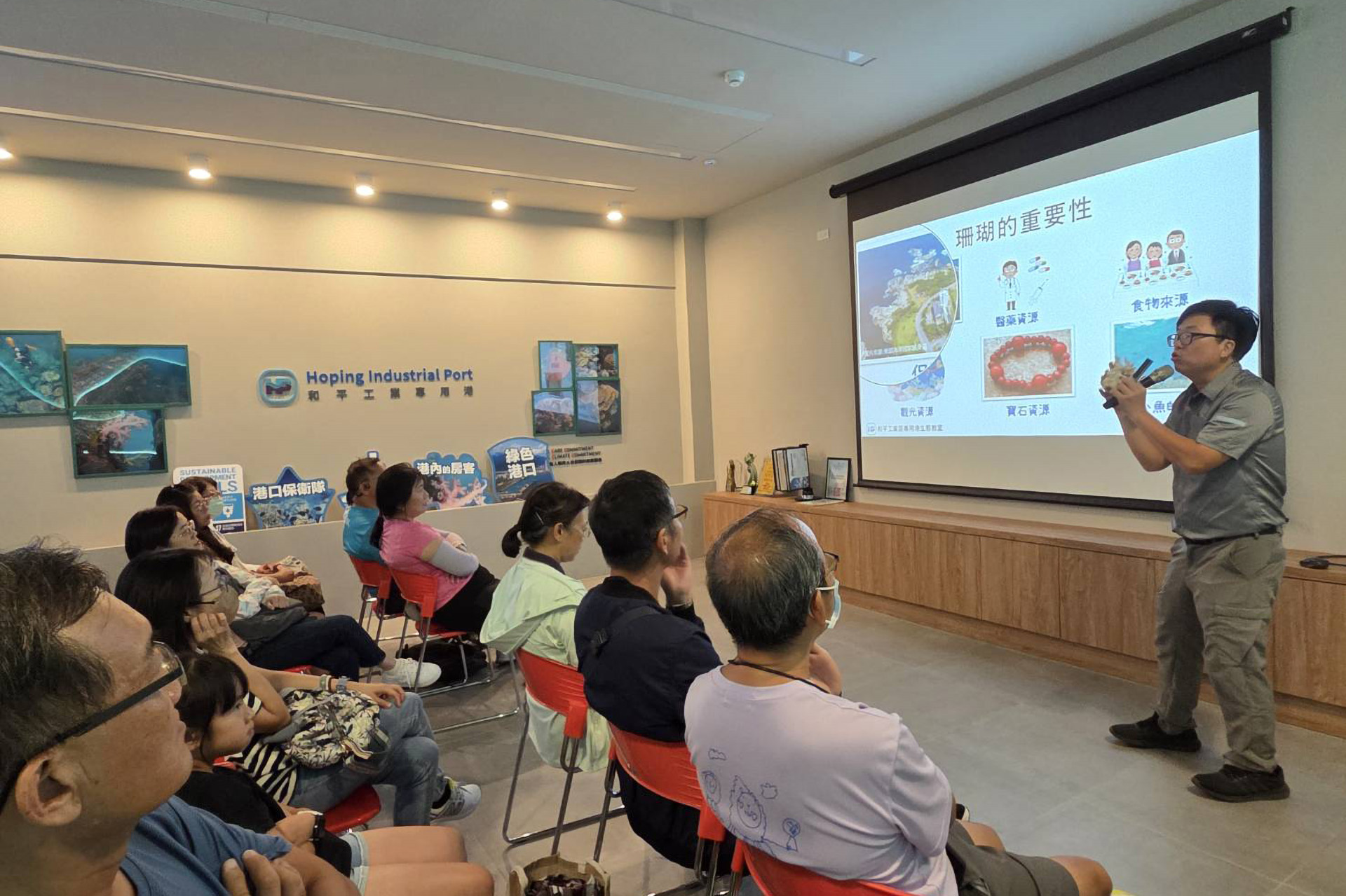 環境教育師余明善老師說明珊瑚復育計畫,展示企業的環保行動力。