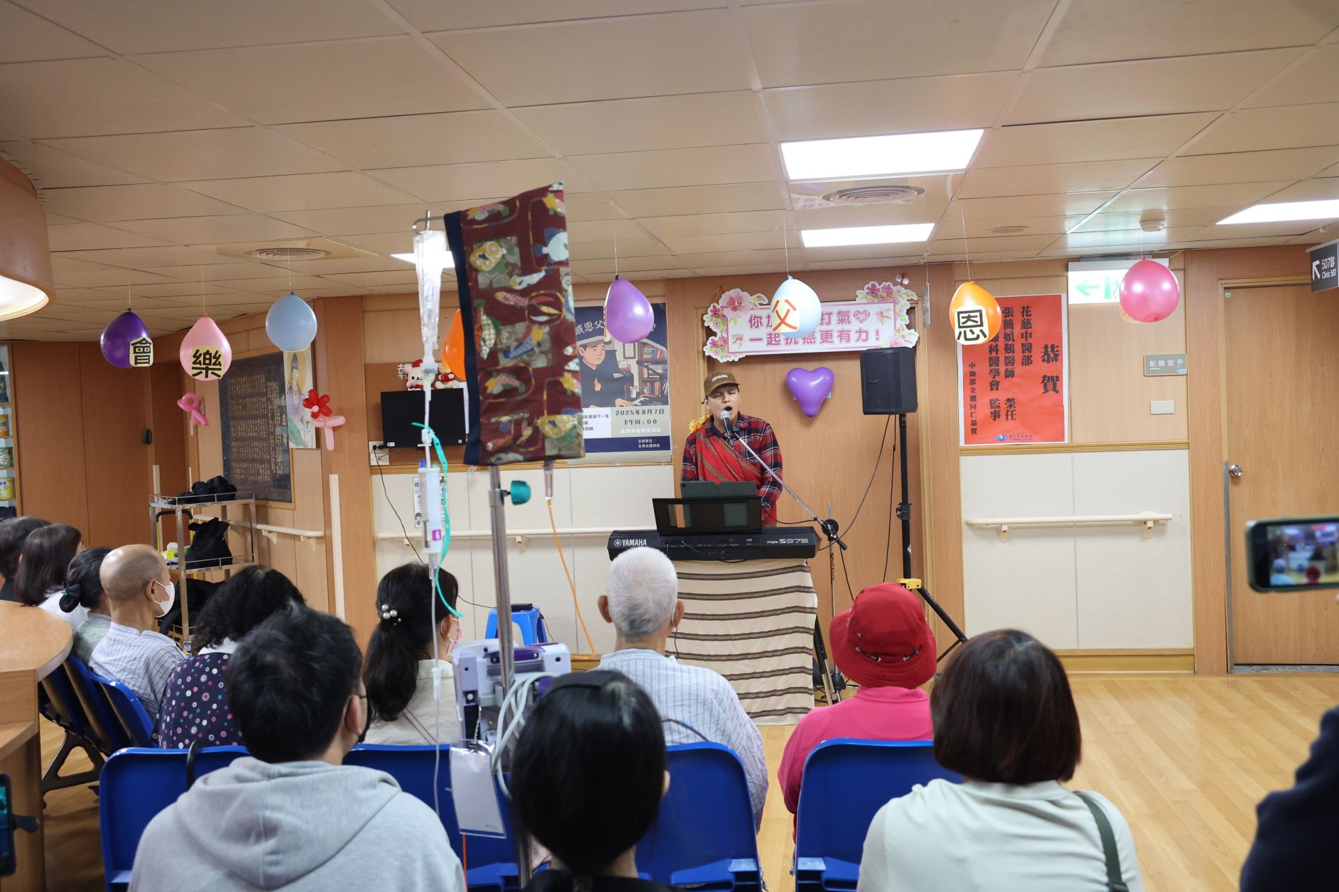 太魯閣歌手簡仁智曾罹患第四期的頭頸部腫瘤,他撐過35次放化療治療後,努力修復聲音,以歌聲將勇氣回饋給其他病人。