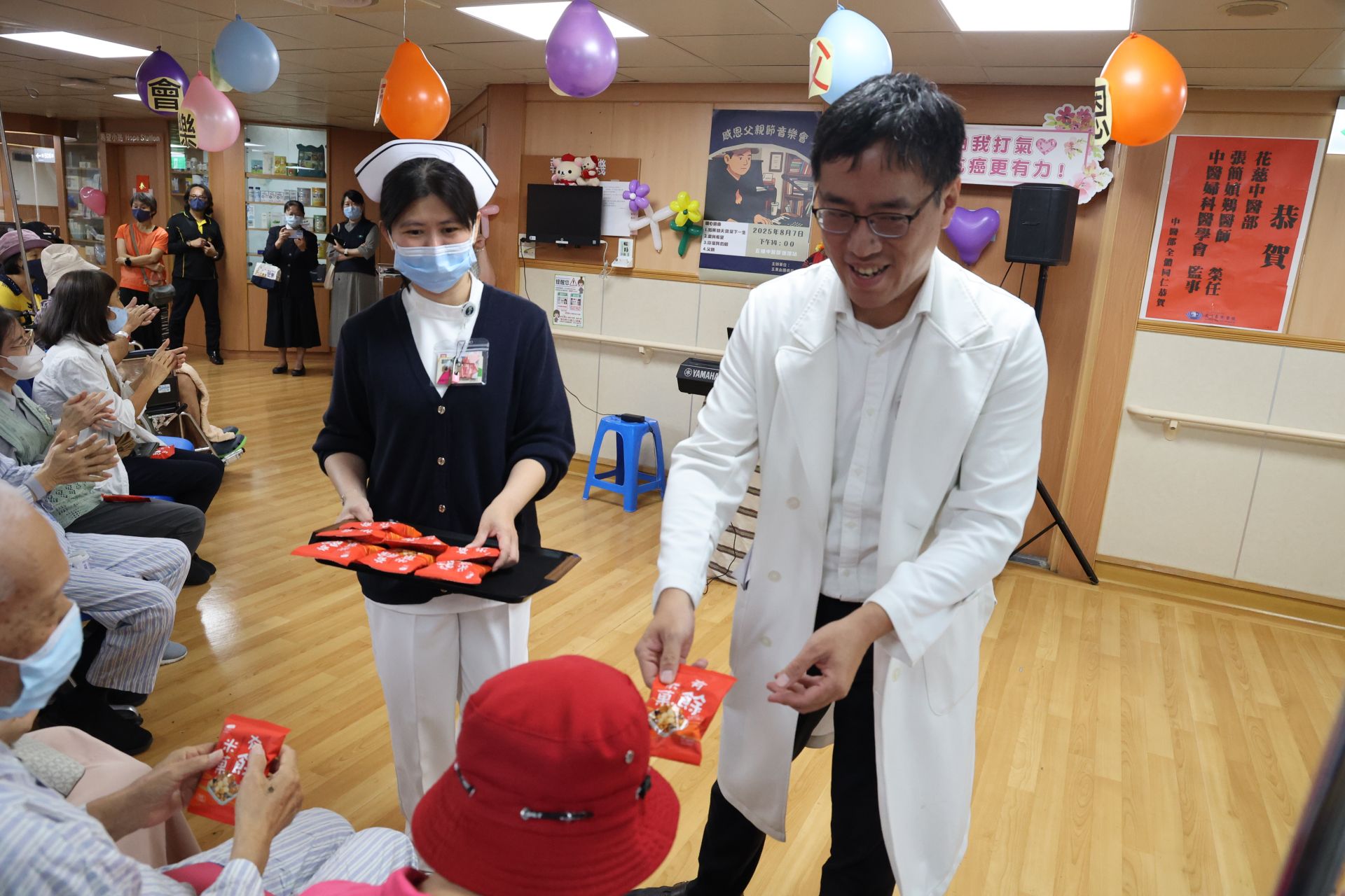 病房主任吳懿峰和護理長李珍妮獻上祝福並有健康的小禮物,讓感恩音樂會更加溫馨滿懷。
