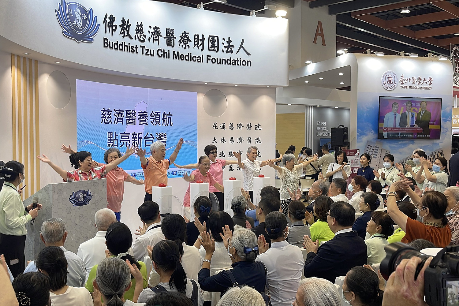 003:北區長照關懷據點平均年齡超過八十歲的長輩,在揭牌現場以歌舞律動展現健康活力。
