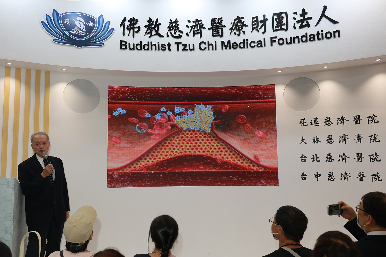 慈濟醫療財團法人執行長林俊龍用血管變化動畫,讓聽眾瞭解血管老化過程。