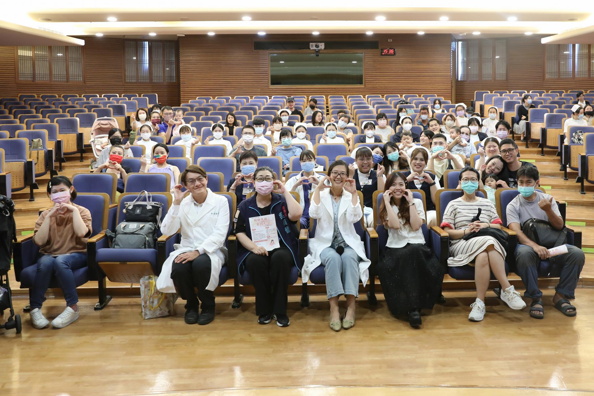 花蓮慈濟醫院在8月7日下午,舉辦夏季「爸媽教室」講座,幫助新手爸媽育兒之路更順利。