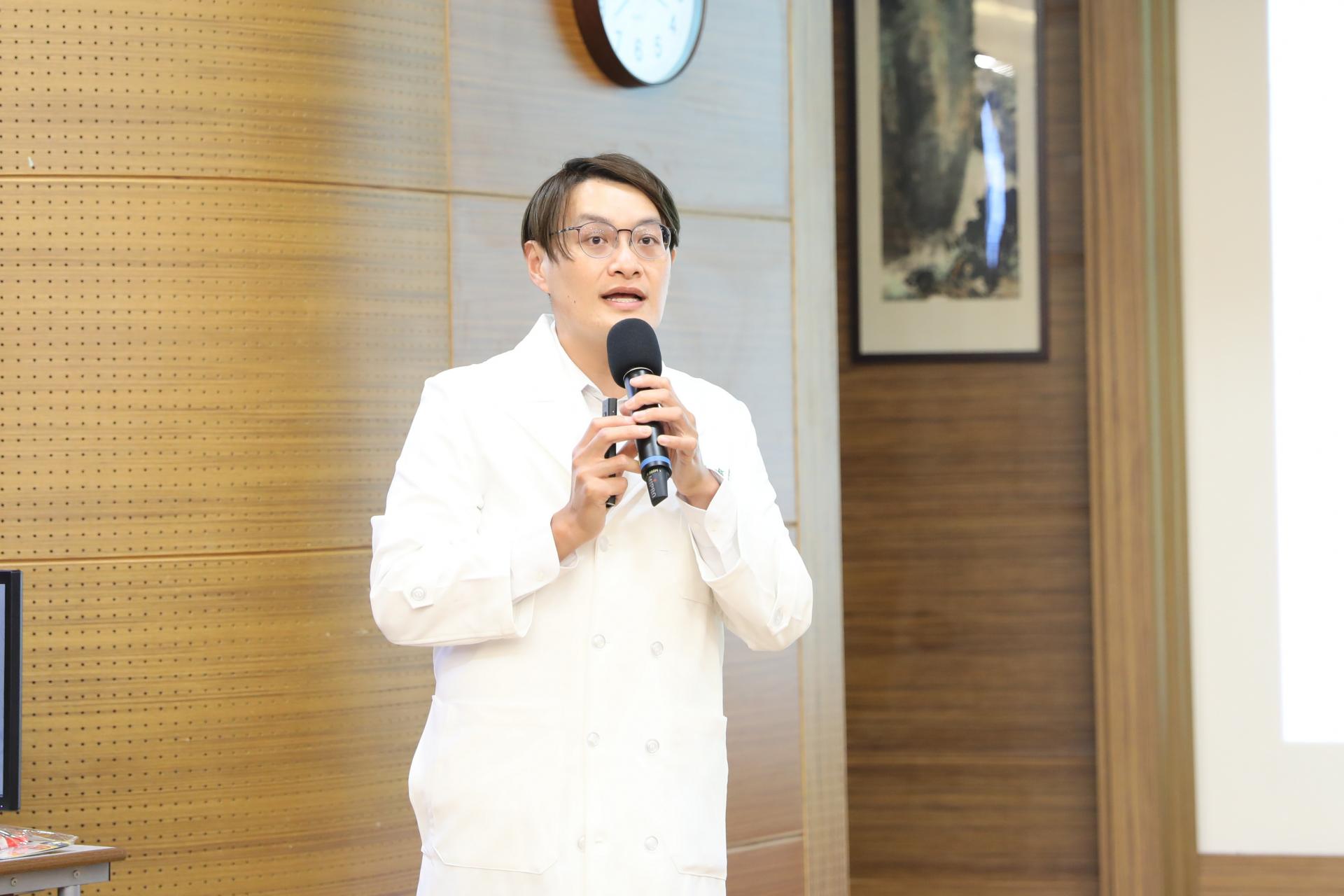 兒童牙科李嘉諭醫師以「嬰幼兒口腔保健」為主題,引導爸媽建立從0歲就開始的正確口腔照護觀念。