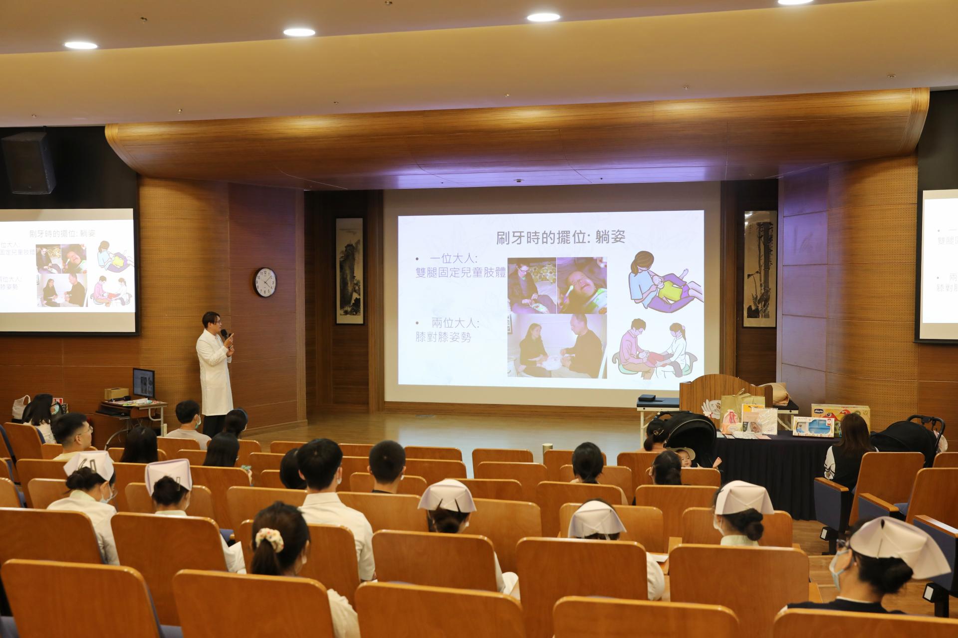兒童牙科李嘉諭醫師以「嬰幼兒口腔保健」為主題,引導爸媽建立從0歲就開始的正確口腔照護觀念。