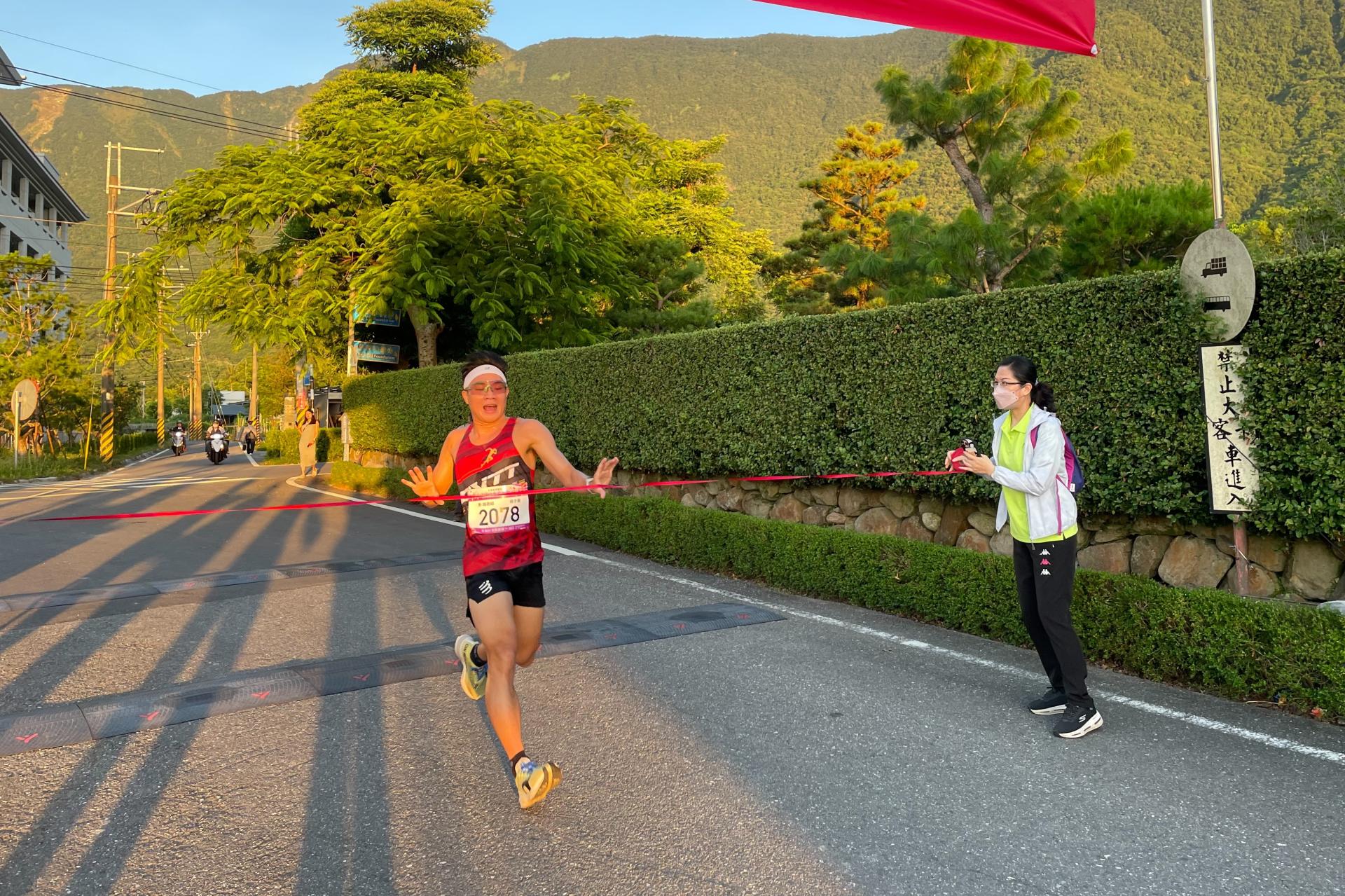 第一位抵達靜思精舍的是社區男子組楊子慶,只用了29分33秒抵達終點。
