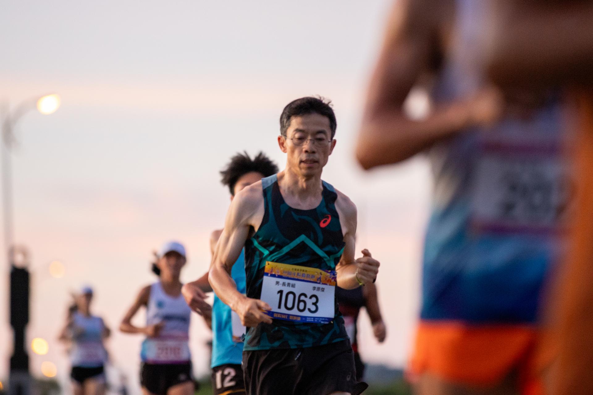 眼科部主任李原傑,以36分06秒取得醫院男子長青組冠軍