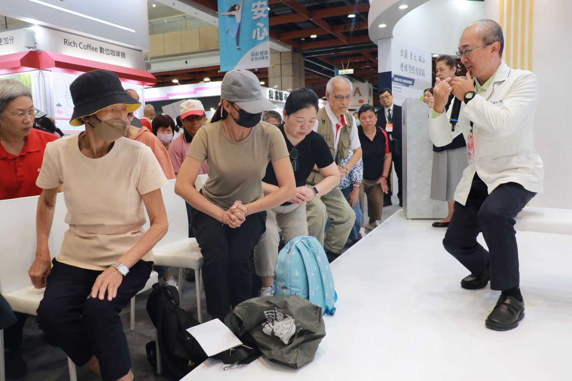 臺中慈院復健部技術主任林啟文(右)現場帶領民眾體驗「愛GO力 養肌金」健康操。