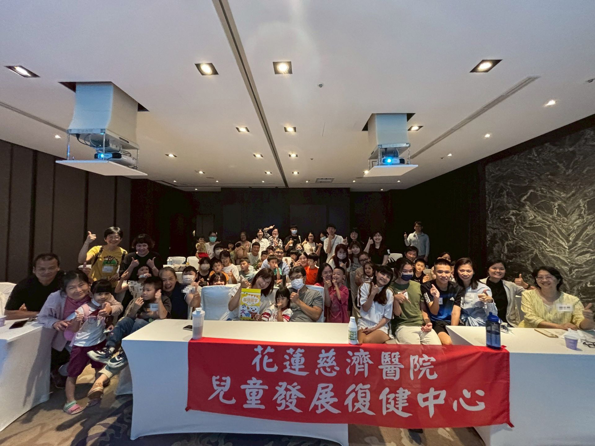 花蓮慈濟醫院復健醫學部兒童發展復健中心舉辦「你我一起支持自閉兒的成長」親子活動,鼓勵家長分享照護經驗。