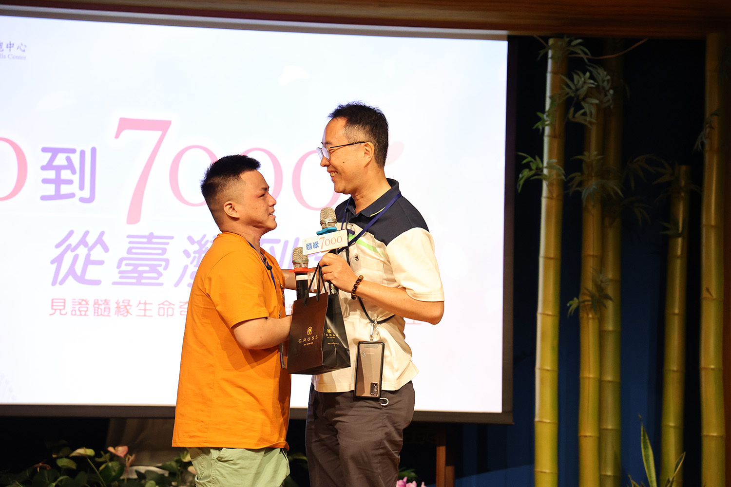 受髓後開始學中文的白小弟弟,親自感恩捐髓的楊先生,楊先生更對他健康長大非常感動而欣慰。