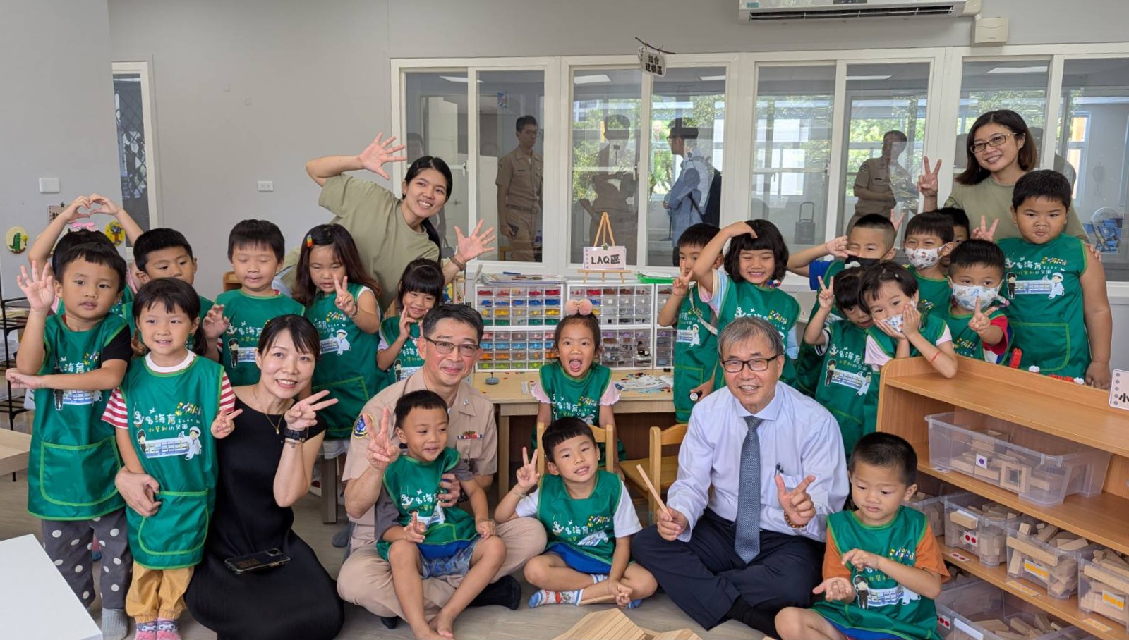 鄭英耀部長與幼生合影。