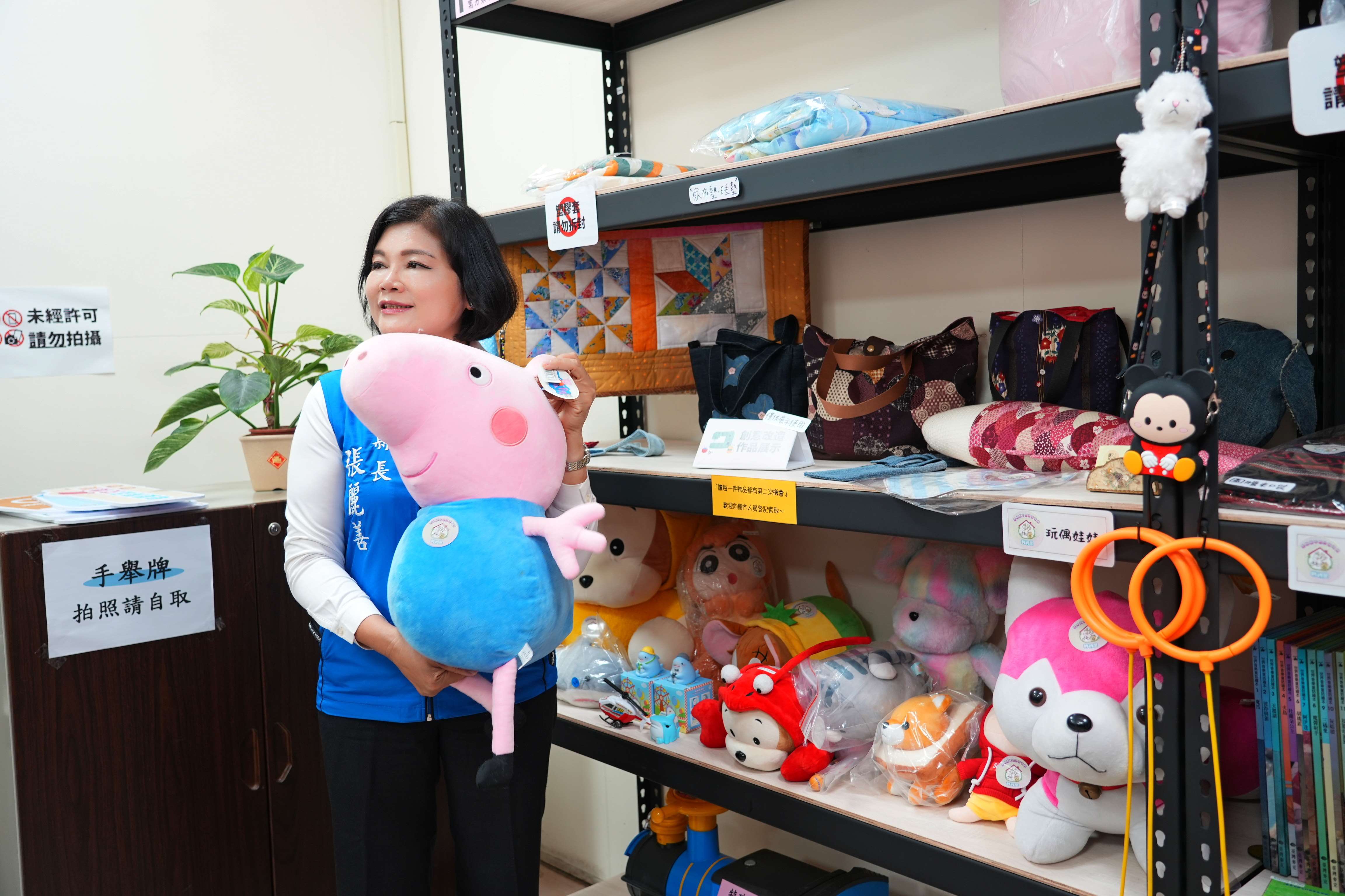 張麗善縣長請民眾將家中勘用但已少用或用不到用品,送到不用品循環館再利用。