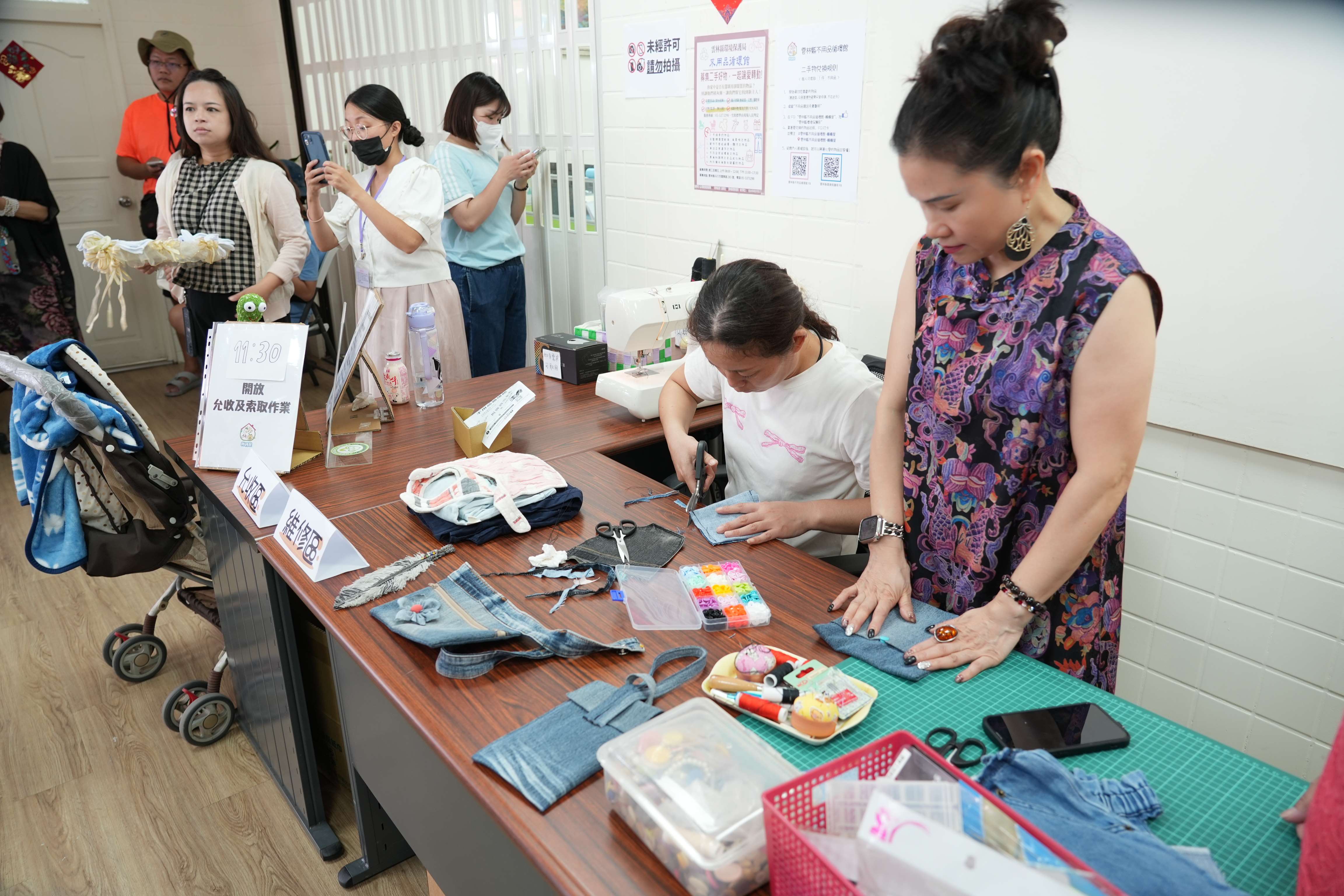 不用品循環館聘請專業師傅進駐維修、整理或改造民眾送來的不用品,使其具有再利用價值。