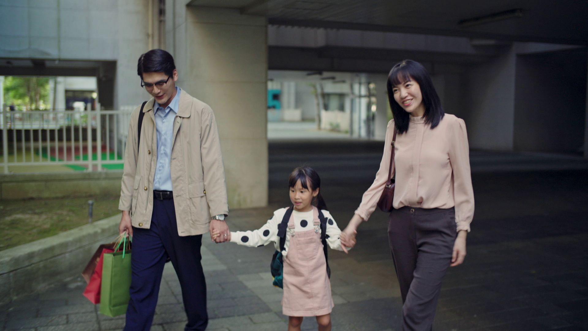 焦曼婷在劇中飾演大哥作賢的太太。左：涂善存
