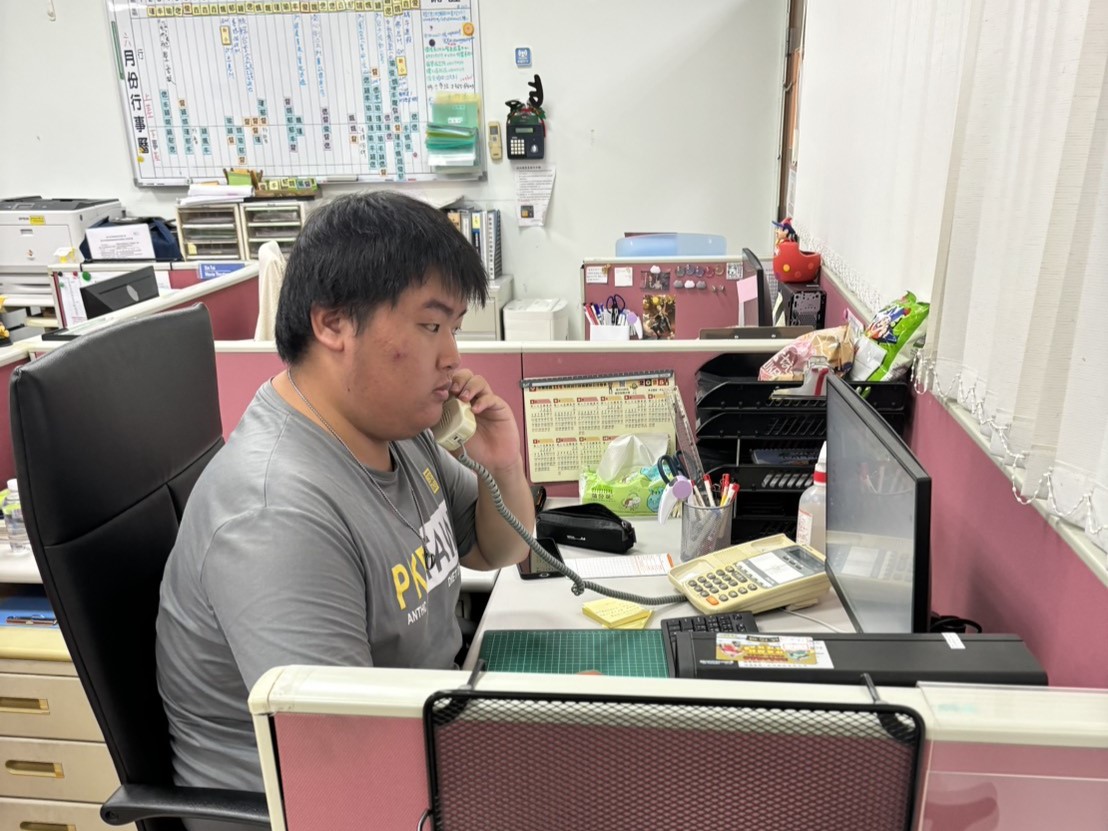 社工助理接聽民眾來電,並從中學習應對與傾聽民眾需求的技巧。