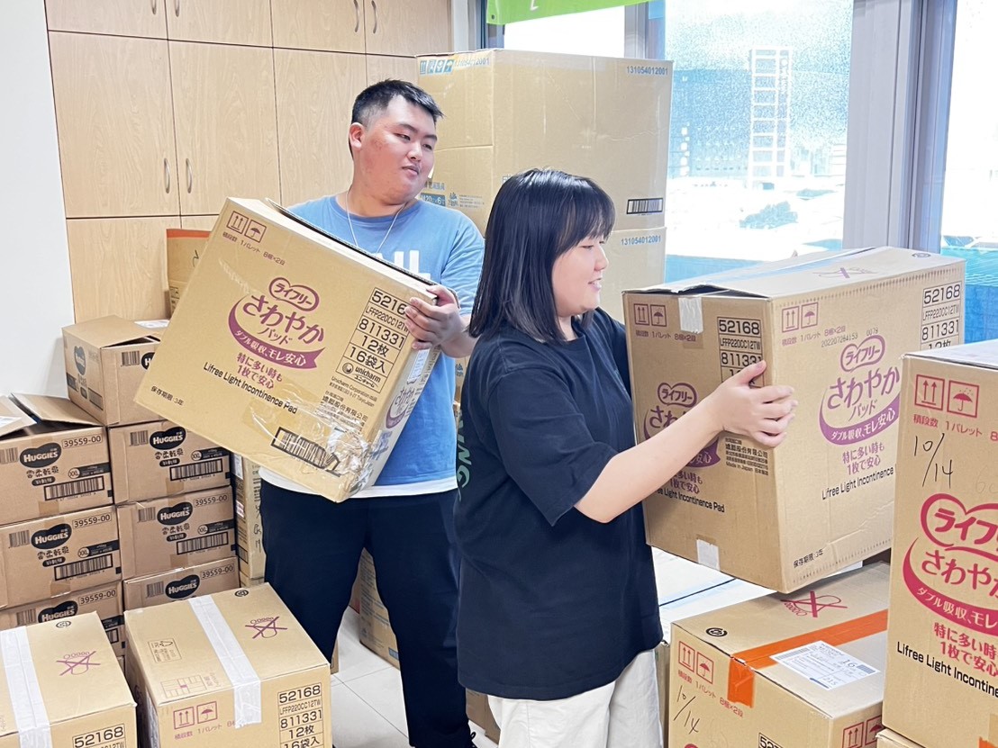 新莊社福中心社工助理協力整理實物銀行物資,大幅減輕第一線社工工作負擔。