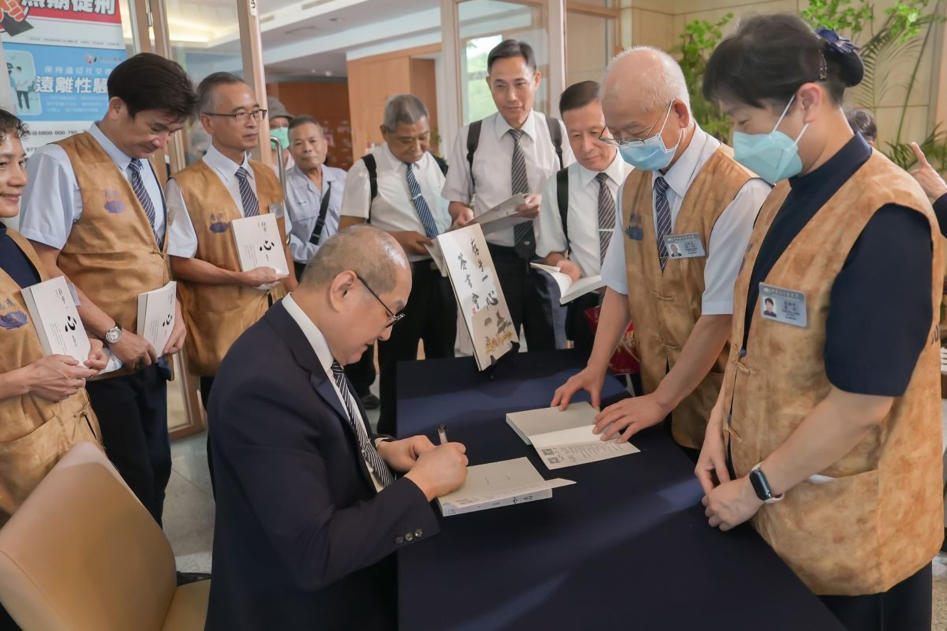 會後,劉濟雨副執行長於現場舉辦簽書會。
