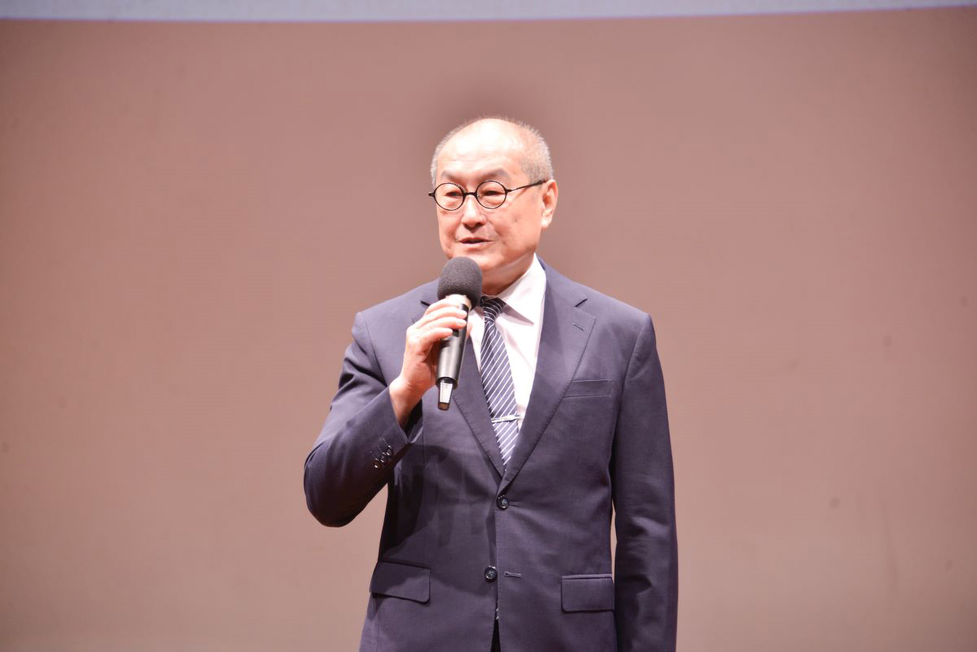 劉濟雨副執行長分享書籍著作的因緣,並勉勵醫護忙碌中也要找尋自我沉澱的時間。