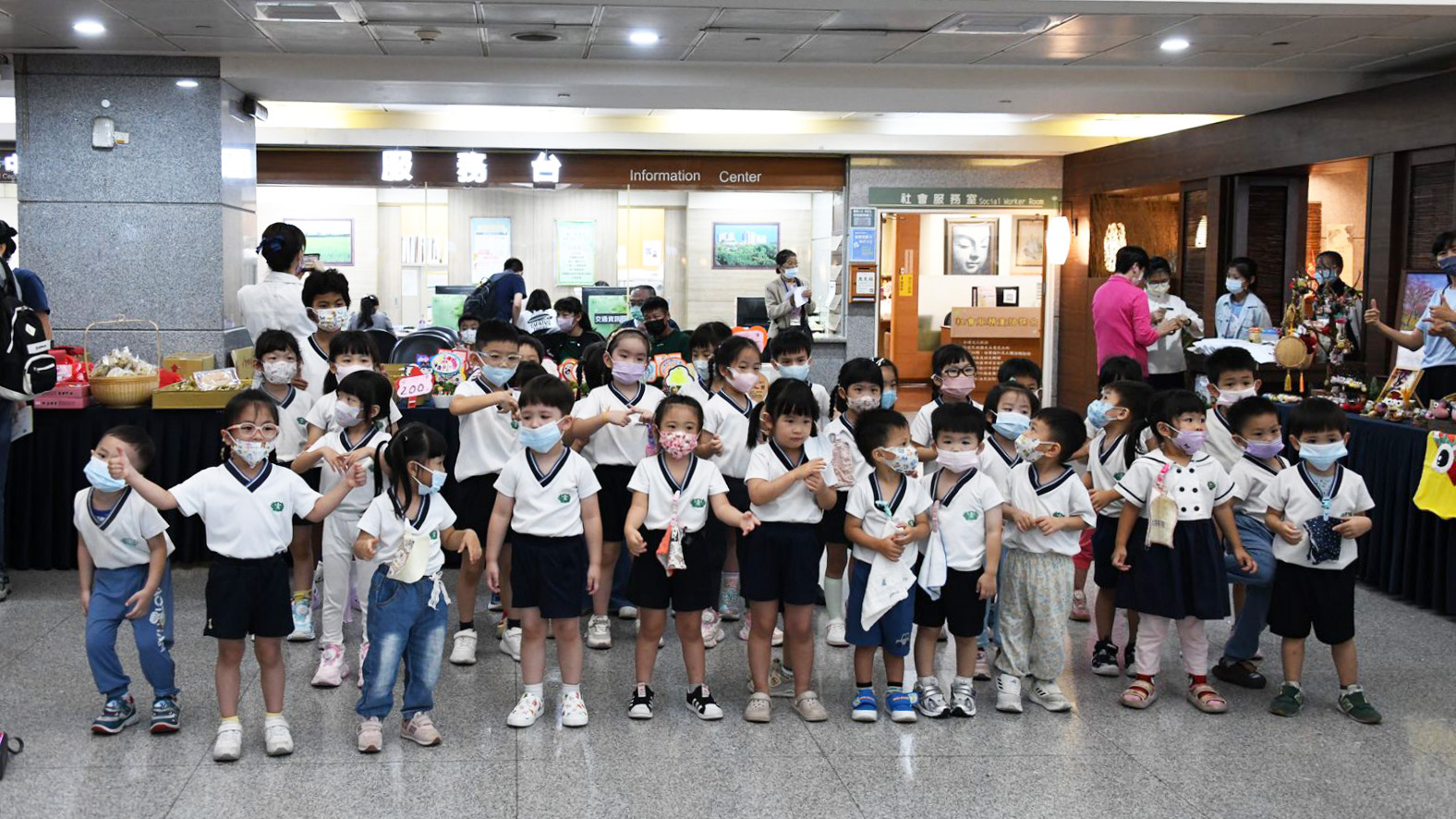 大愛幼兒園參與義賣,小朋友表演吸晴