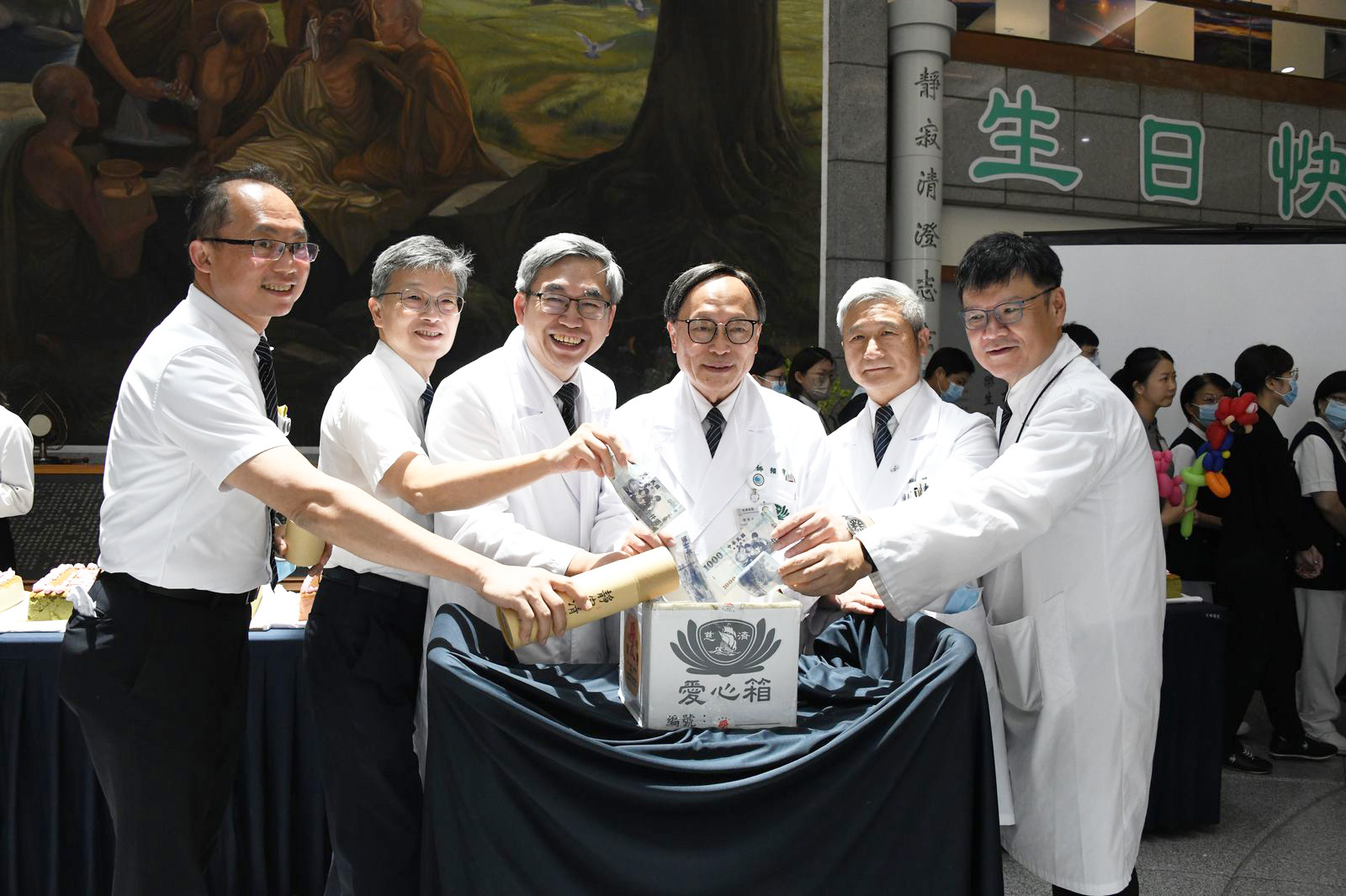 同仁、志工與民眾一同響應竹筒歲月-大愛共善,度過一個別具意義的院慶