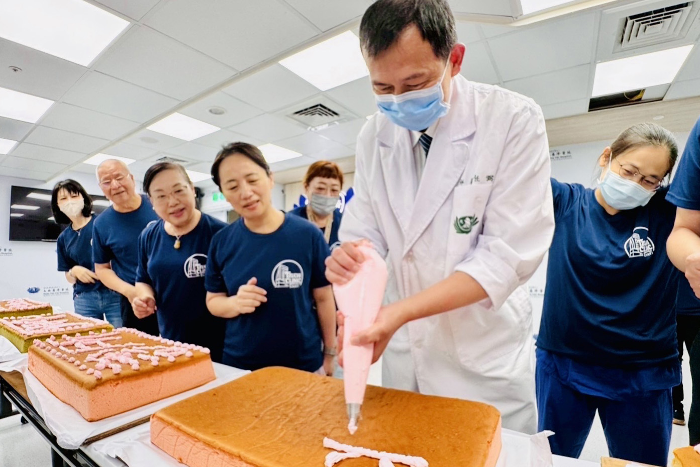 蔡任弼醫師用新鮮奶油寫下「慈濟」二字,象徵診所的初衷與使命。