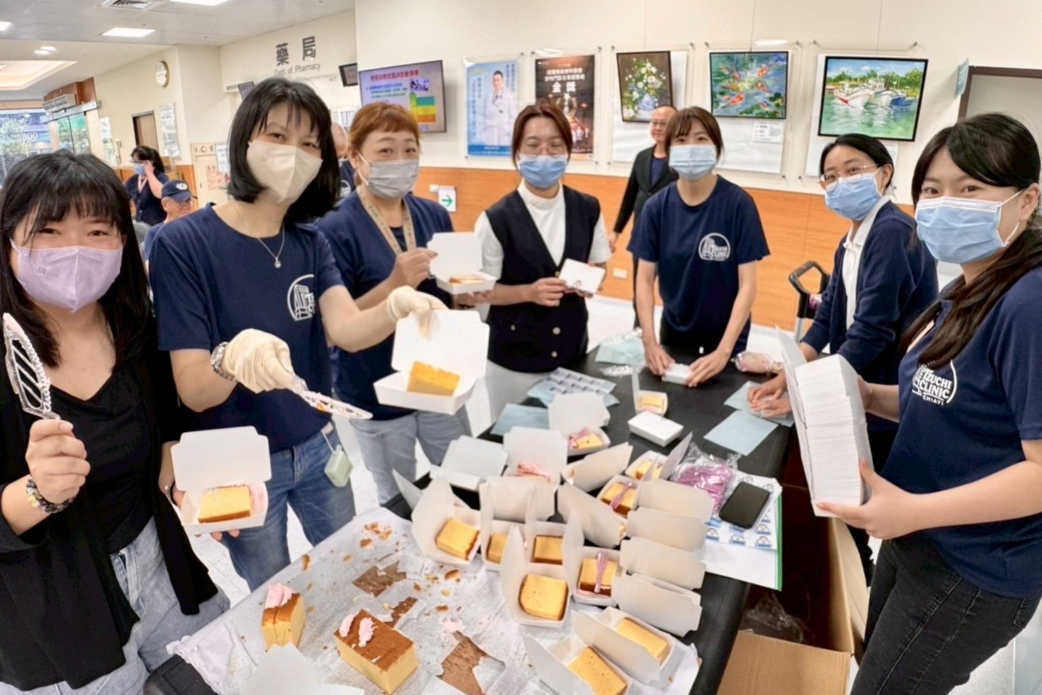 同仁們合力將切好的蛋糕快速分裝,發送給患者與來就醫的民眾與鄰居們。