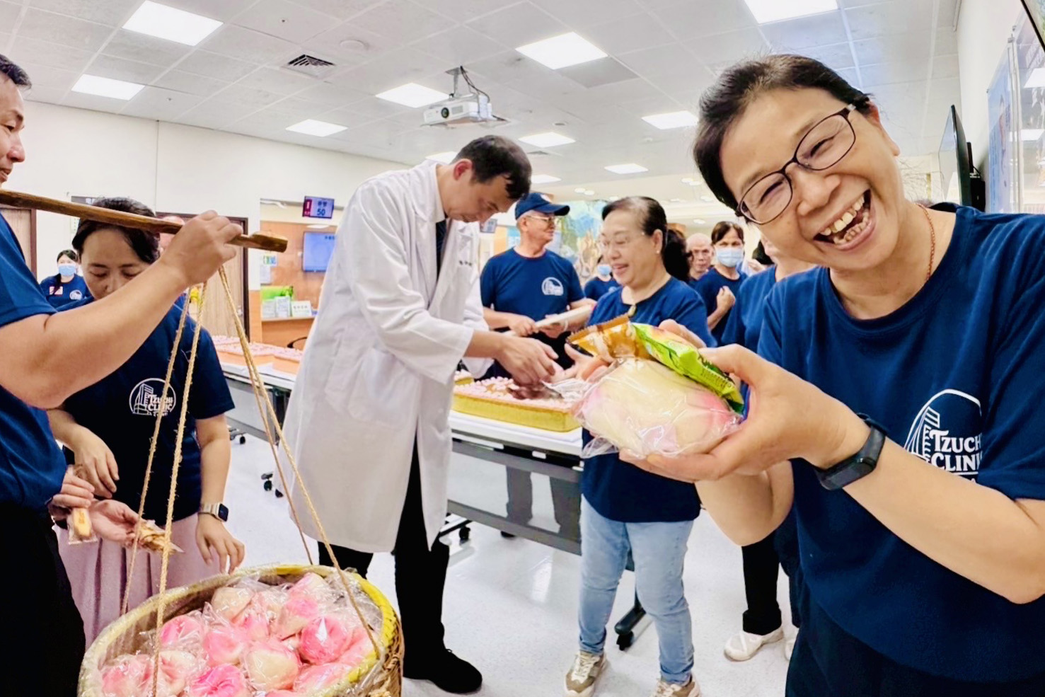 蔡任弼醫師將禮品送給各單位同仁、病患及家屬,邀請大家共同感受五周年的歡樂與溫暖。