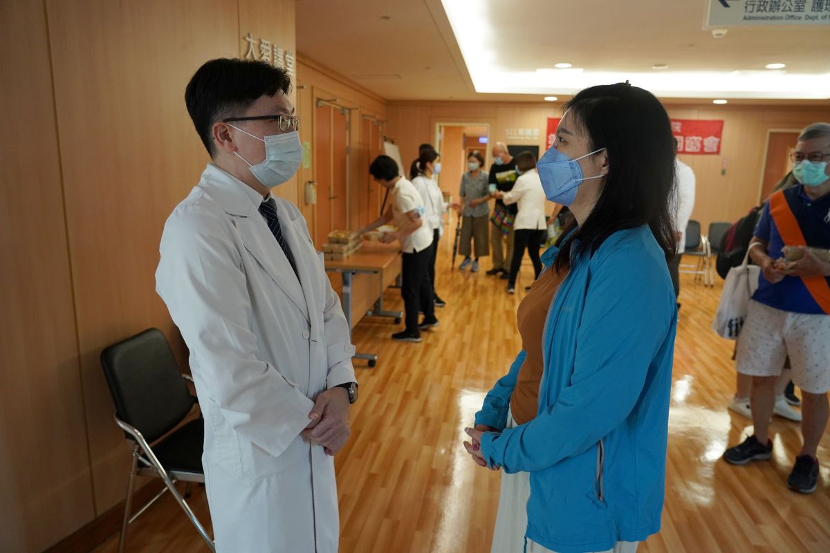 病友郭小姐(右)在健康檢查中意外發現肺部病灶,他選擇信任柯志霖醫師(左)及醫療團隊,也慶幸早期診斷避免病情惡化。