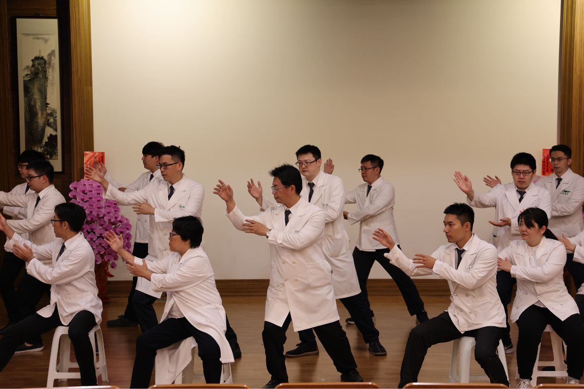 典禮一開始由何宗融副院長帶領中醫部演示「太極八法」,帶領全院及貴賓通筋活血、促進健康。