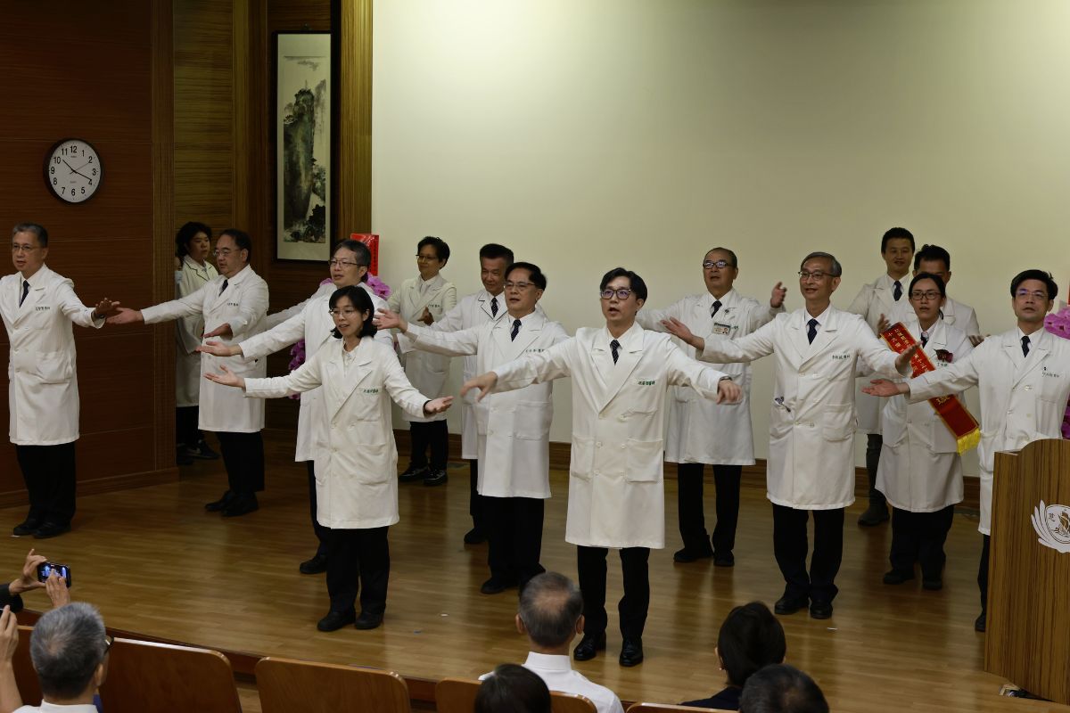 林欣榮院長帶領院長室團隊以及醫療科主任級主管和護理師團隊表演「白袍禮讚」,代表永不變質的醫者初心持續向前。