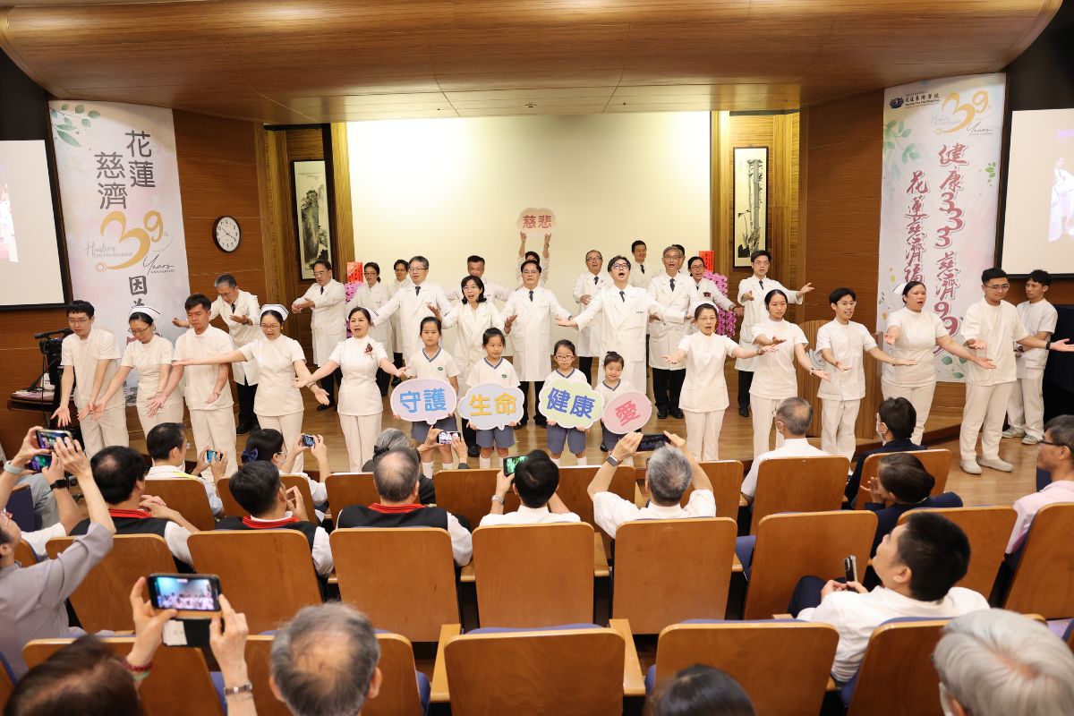 林欣榮院長帶領院長室團隊以及醫療科主任級主管和護理師團隊表演「白袍禮讚」,代表永不變質的醫者初心持續向前。