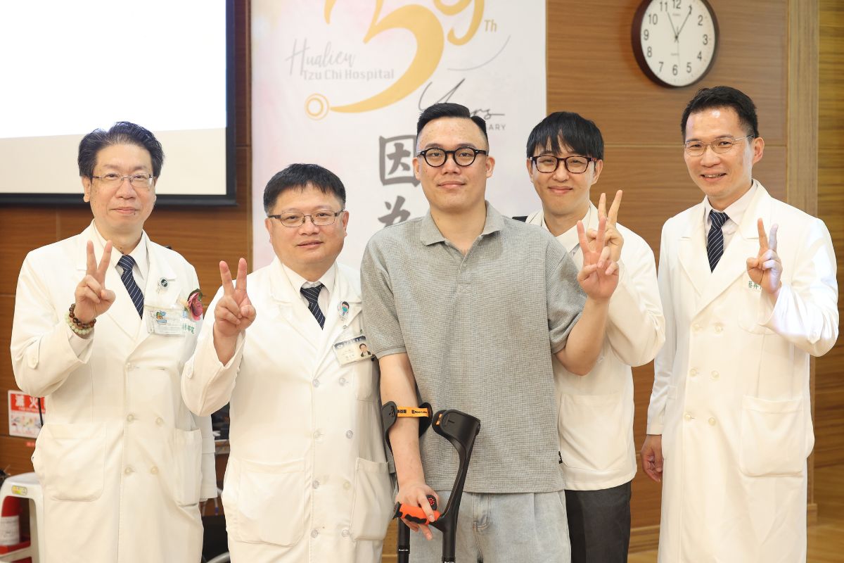 慈大護理系的曾洺哲感謝花蓮慈院中西醫合療團隊,讓他恢復更迅速。由左至右為幫洺哲針灸的中醫部林郁甯醫師、骨科吳文田主任、曾洺哲、陪伴他一年的復健師吳明勇以及神經外科蔡昇宗主任。