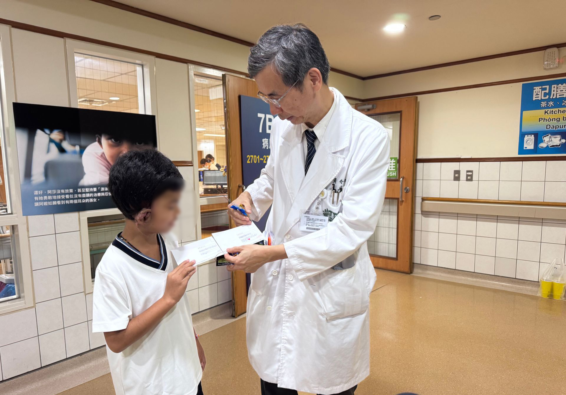 阿莎親手寫了感謝卡片送給黃介琦醫師,感謝醫師叔叔幫她圓夢,讓她可以和其他女孩一樣戴上美麗的耳環。