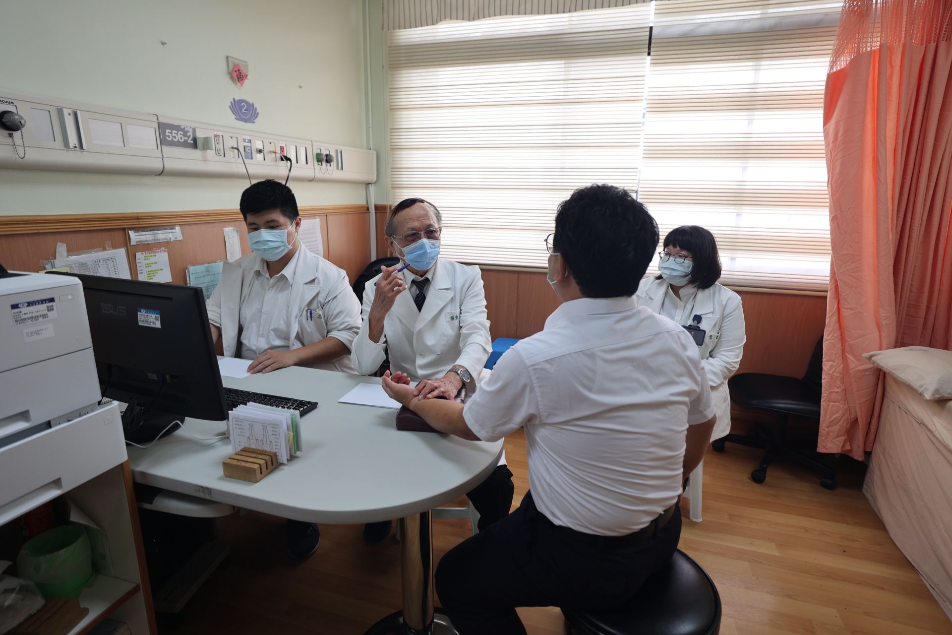 花蓮慈濟醫院中醫腫瘤中心主任賴東淵教授表示,「更年期」並不是一種疾病,更年期是人從中年期過渡到老年期的階段。