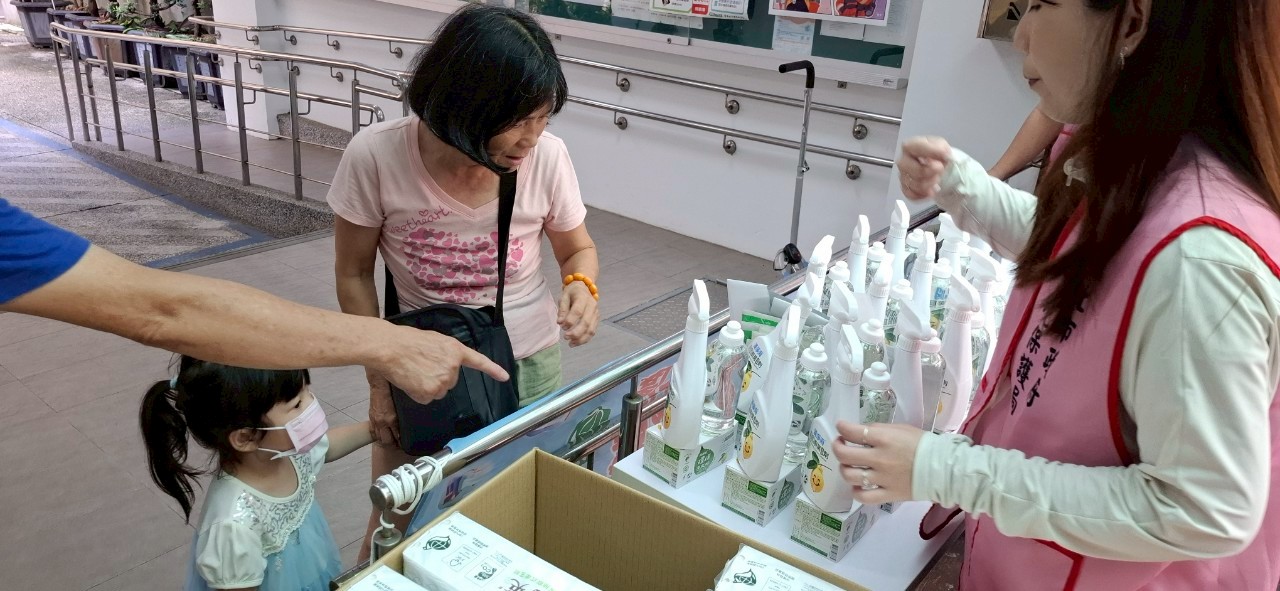 永和區大新里辦理「環保標章商品特賣會」。