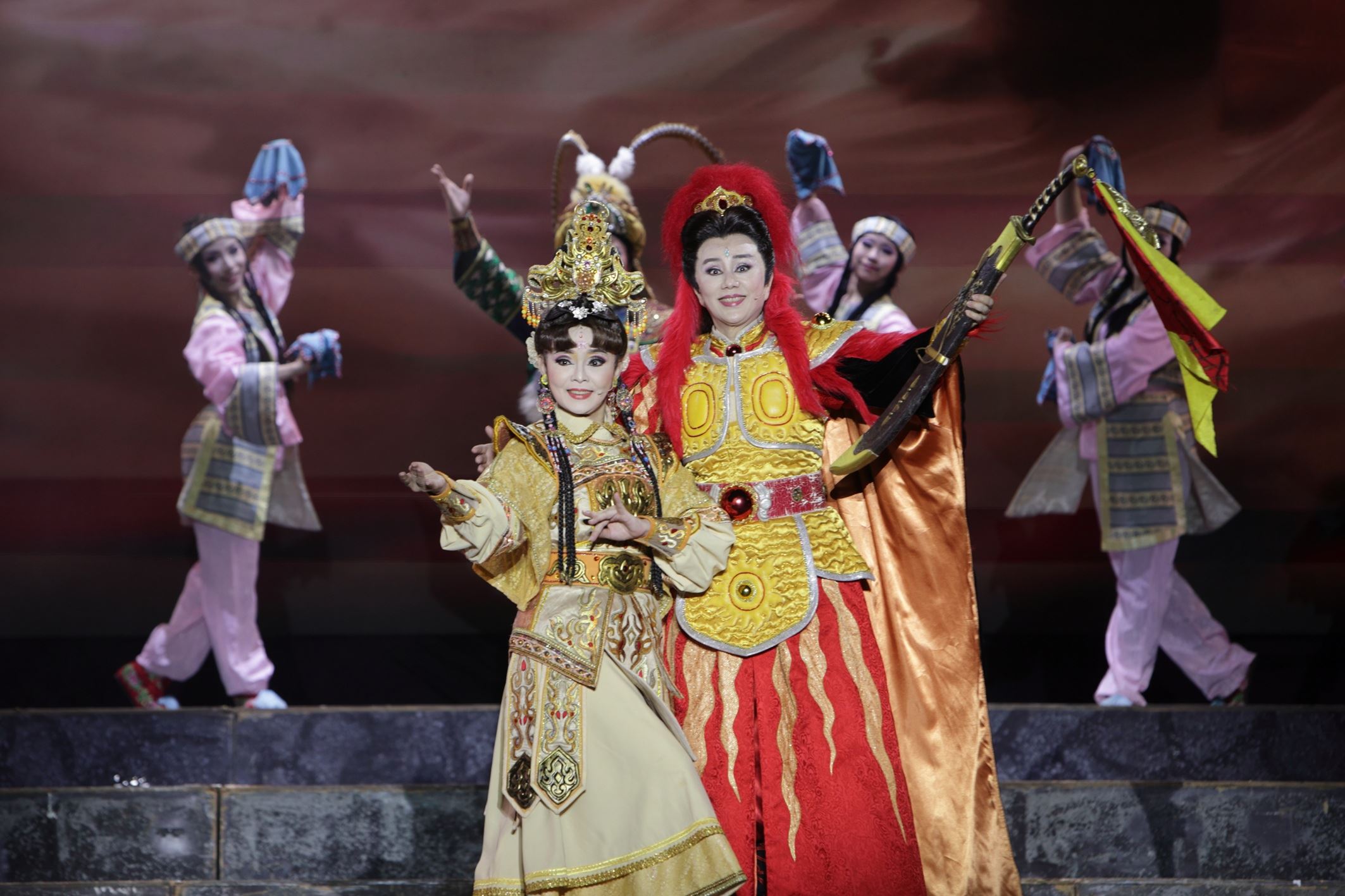 孫翠鳳(前右)飾演真定府府宗「言驕論」,鄭雅升(前左)飾演契丹公主「遙輦磬」,兩人之間的連結及火花令觀眾再三回味。(明華園戲劇總團提供)