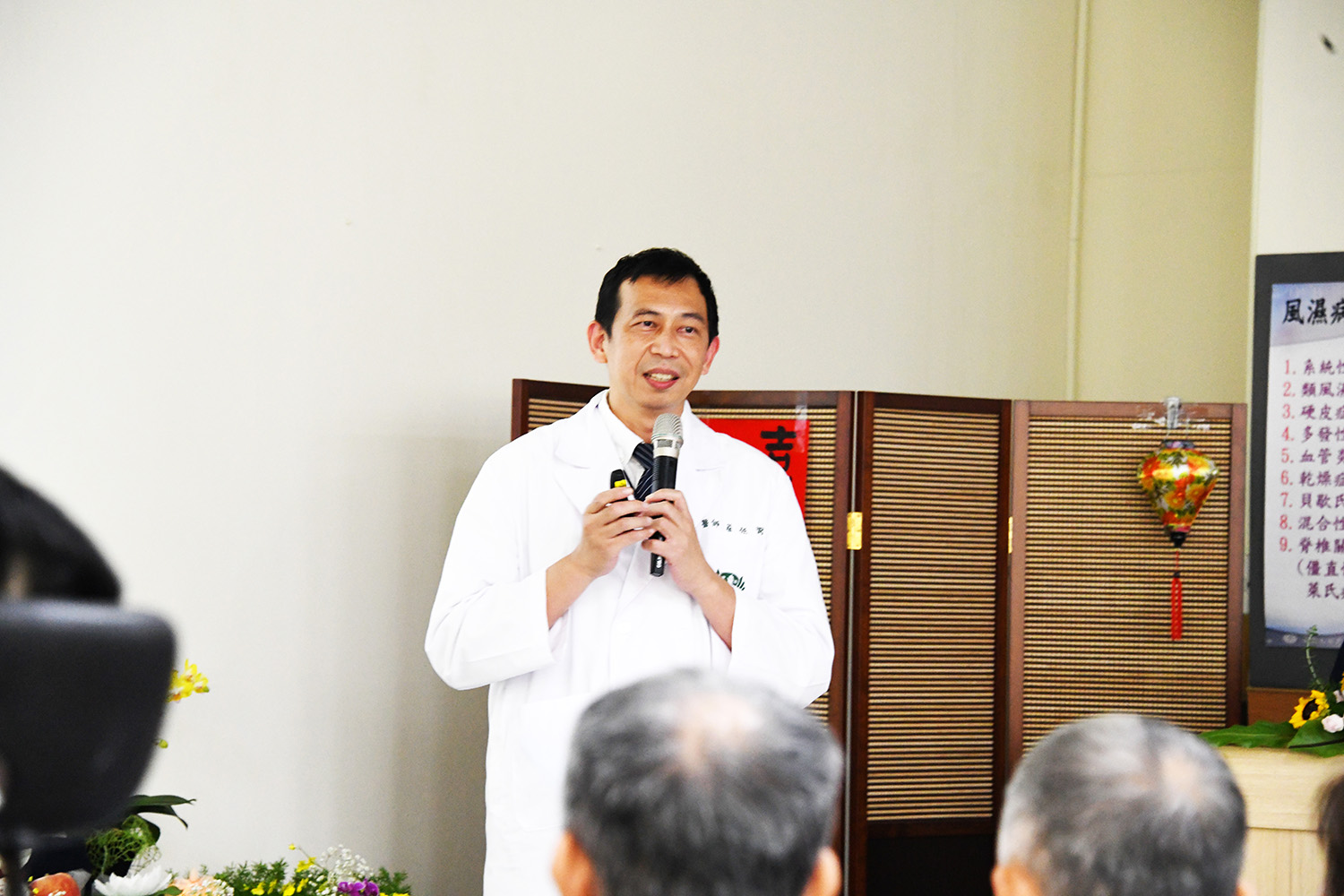慈濟嘉義診所主任蔡任弼則帶來健康講座《傾聽腎臟的悄聲細語》,提醒大眾重視腎臟保健。