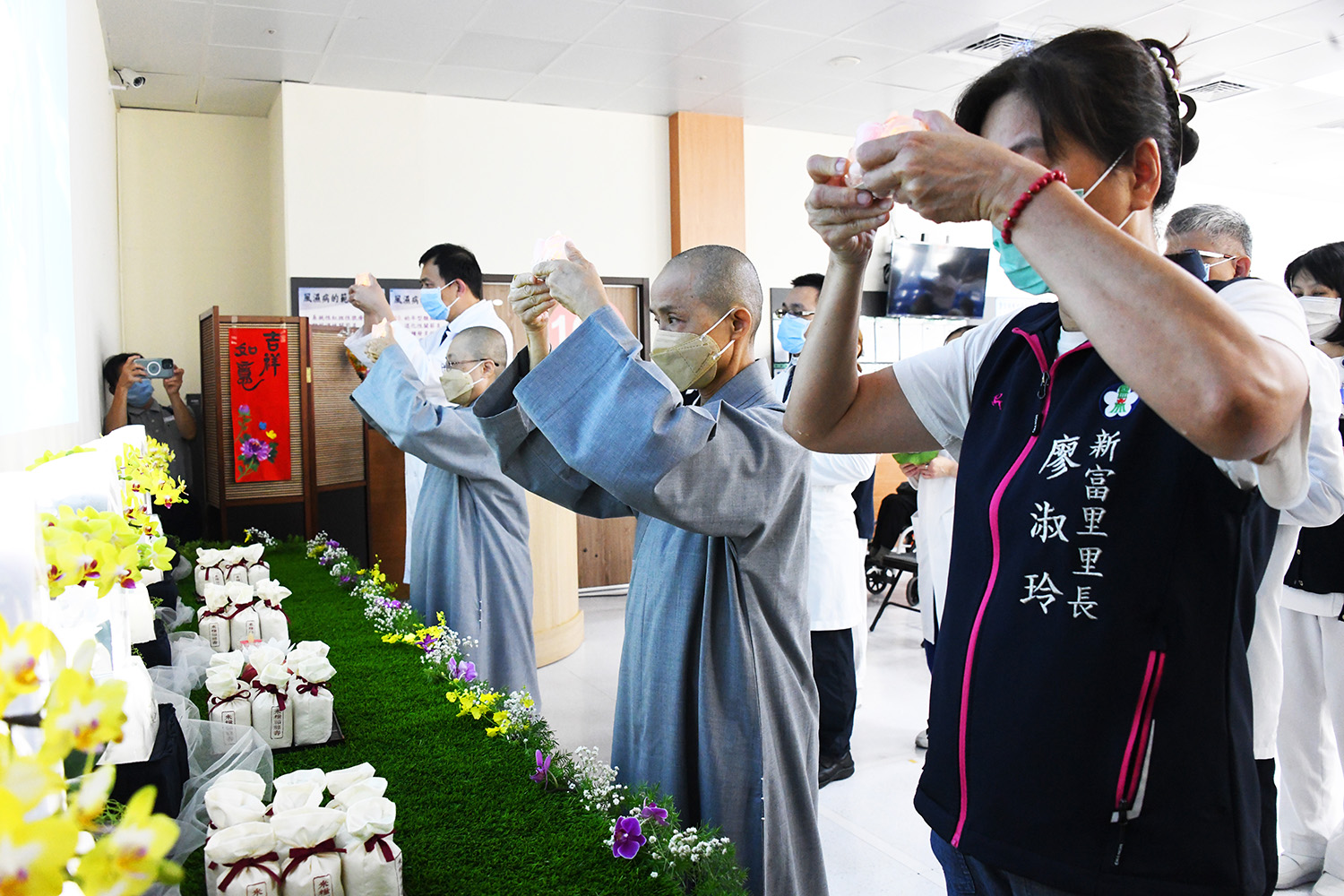 花蓮靜思精舍德(耒英)師父、德璒師父蒞臨法會,帶領民眾一同禮佛祈願,祈求社會祥和、無災無難。